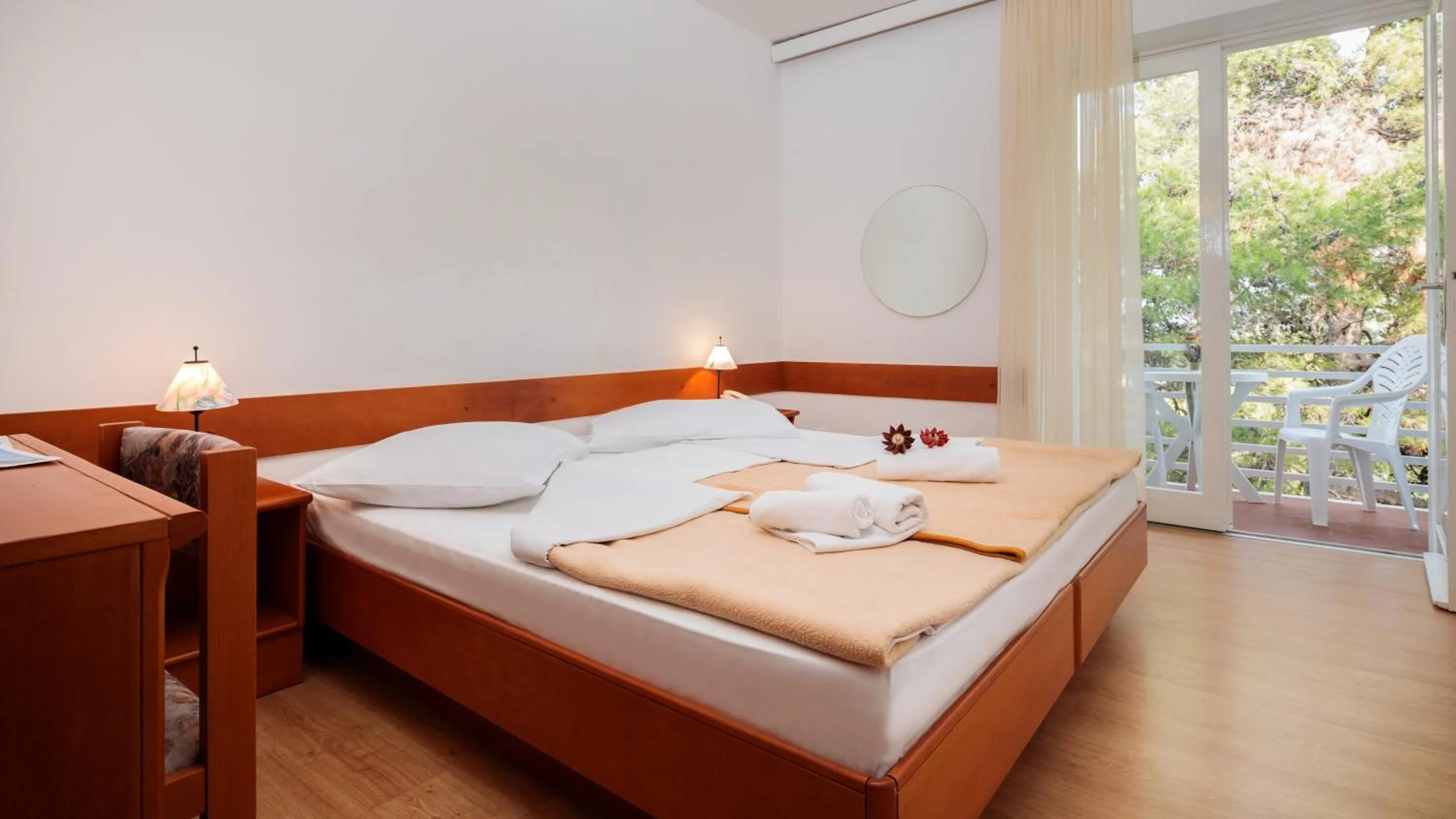 Bedroom, Bed in Fontana Resort