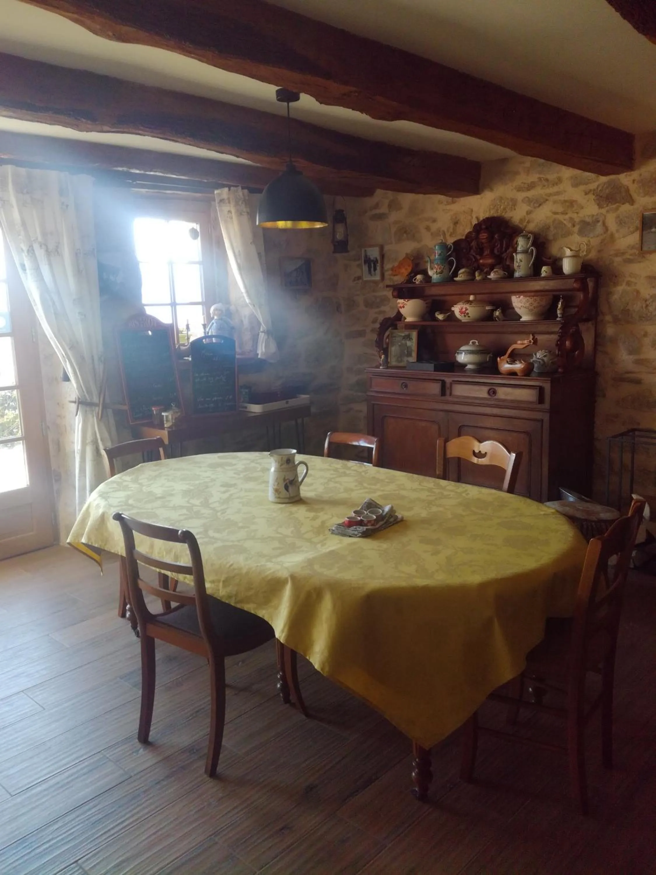 Communal lounge/ TV room in chambres et table d'hôtes du Péré