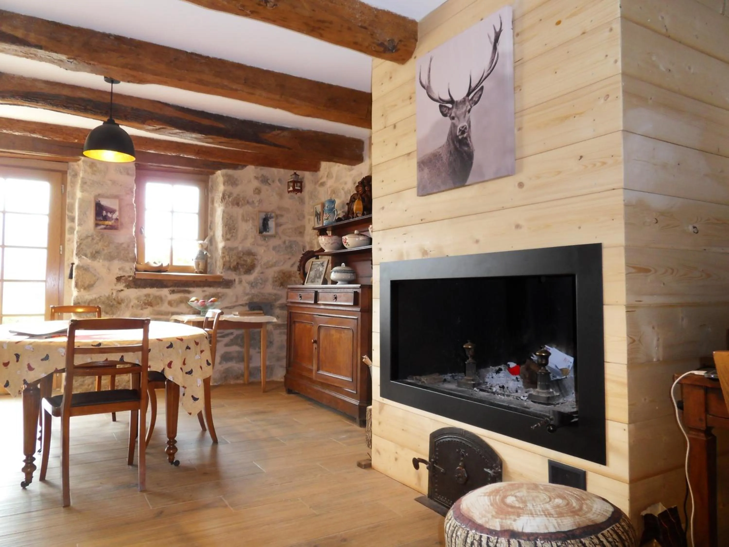 Communal lounge/ TV room in chambres et table d'hôtes du Péré