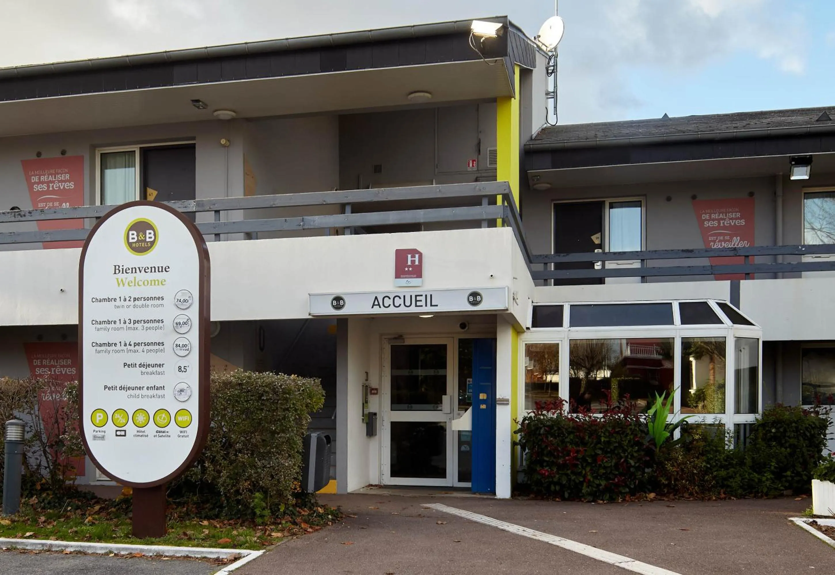 Property building in B&B HOTEL La Queue En Brie