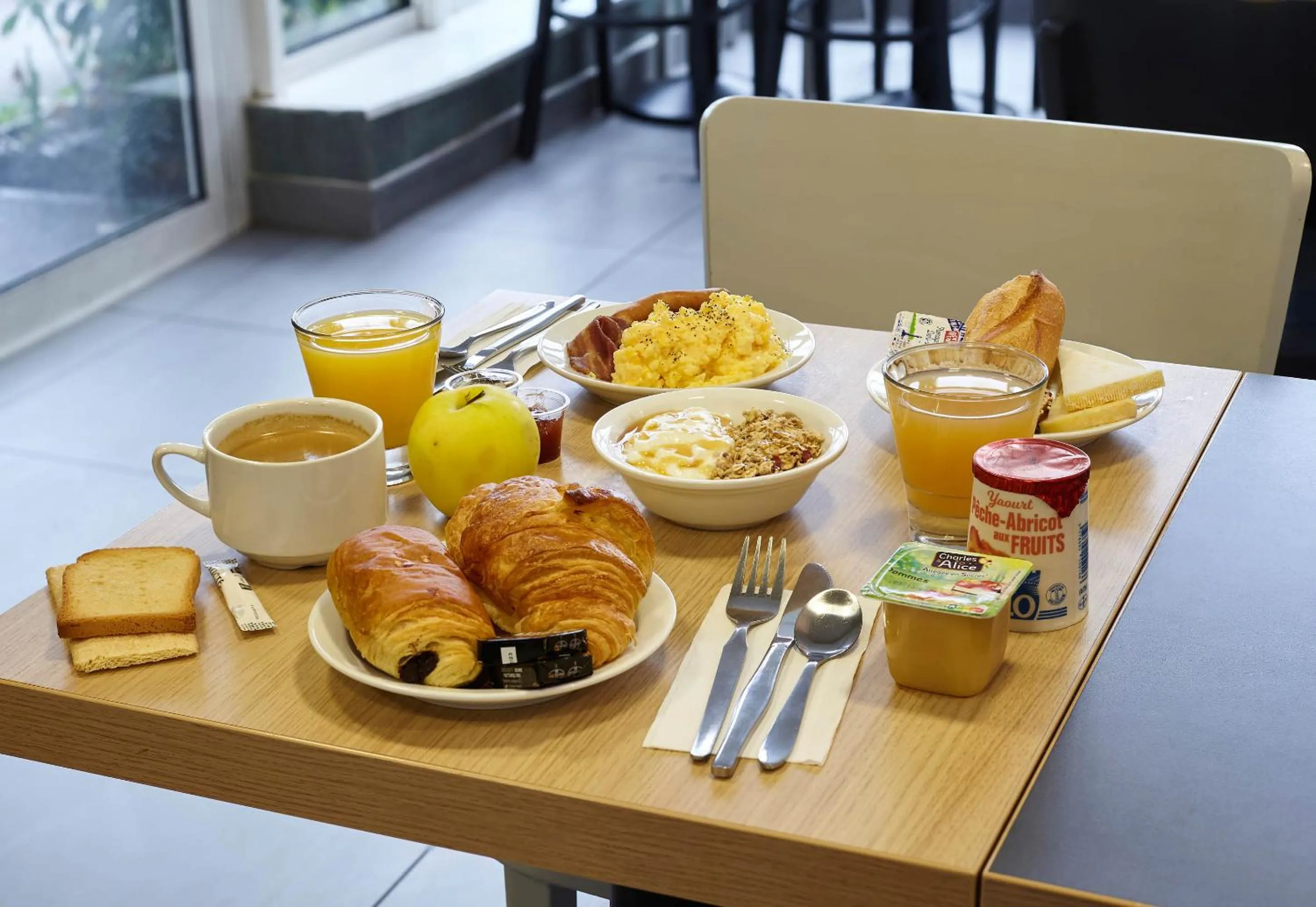 Breakfast in B&B HOTEL La Queue En Brie