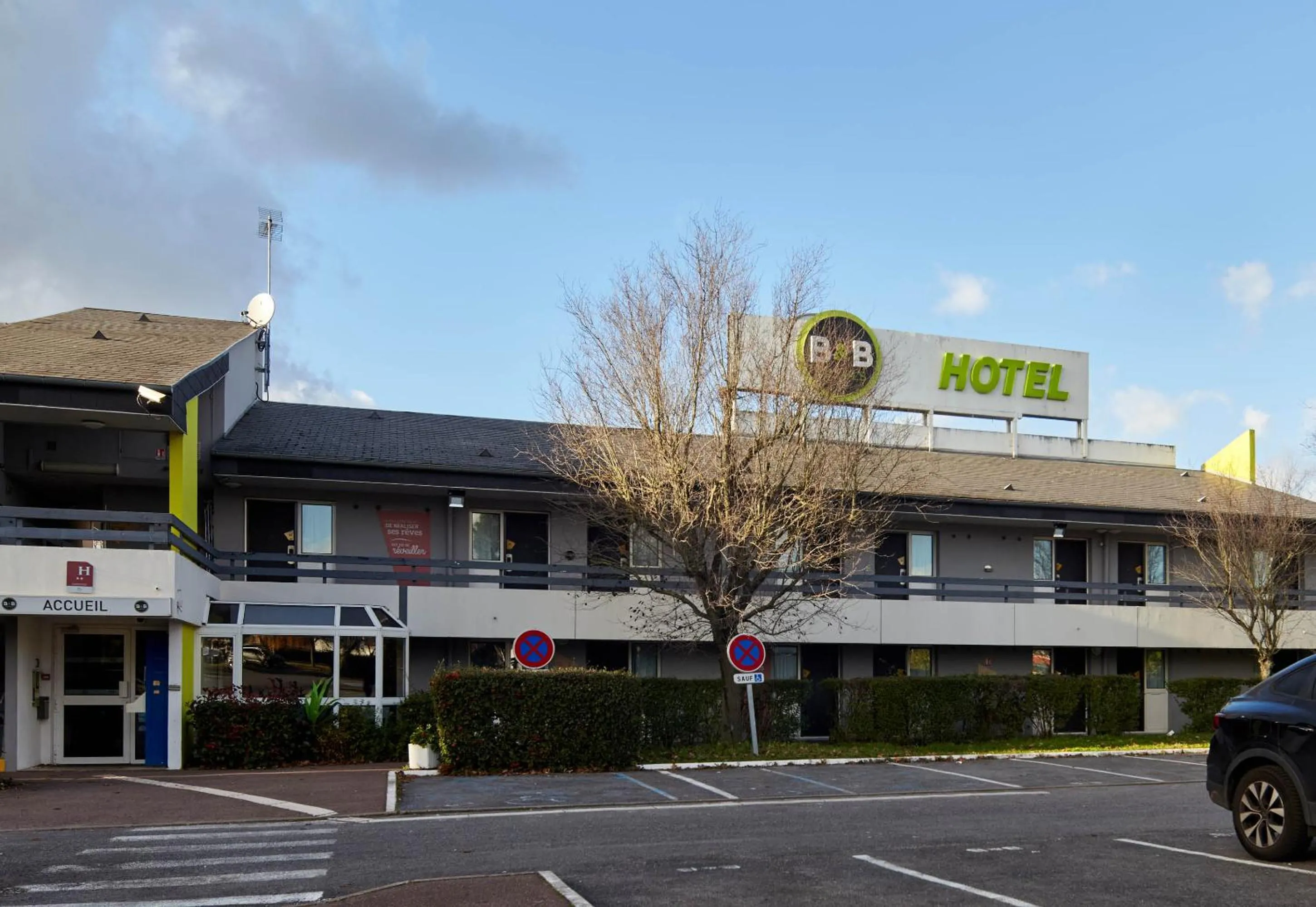 Property building in B&B HOTEL La Queue En Brie