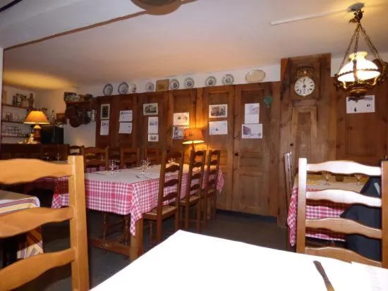 Bed in L'AUBERGE CHEZ LEON