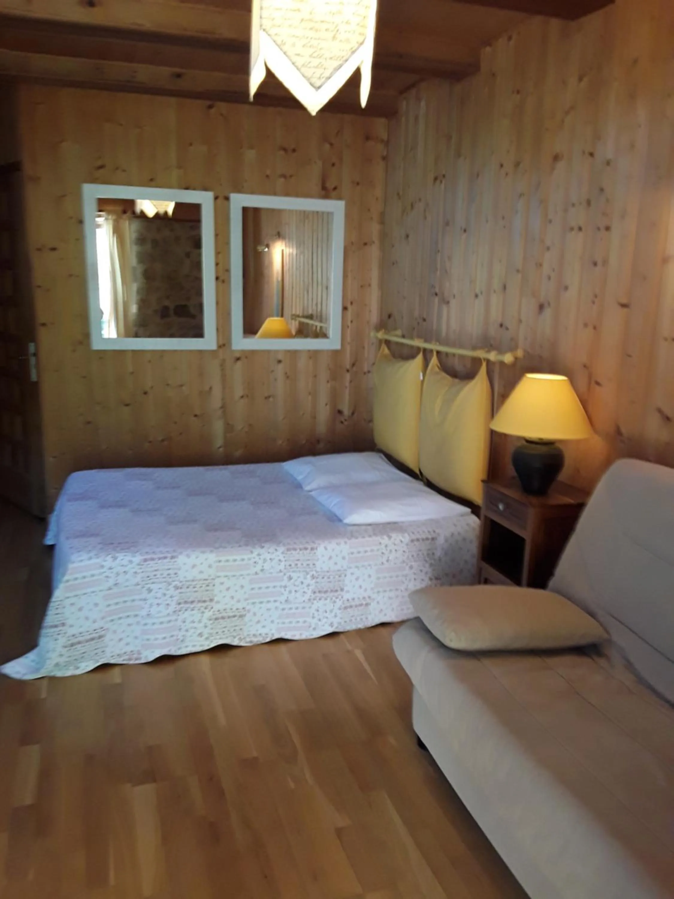 Bed in L'AUBERGE CHEZ LEON