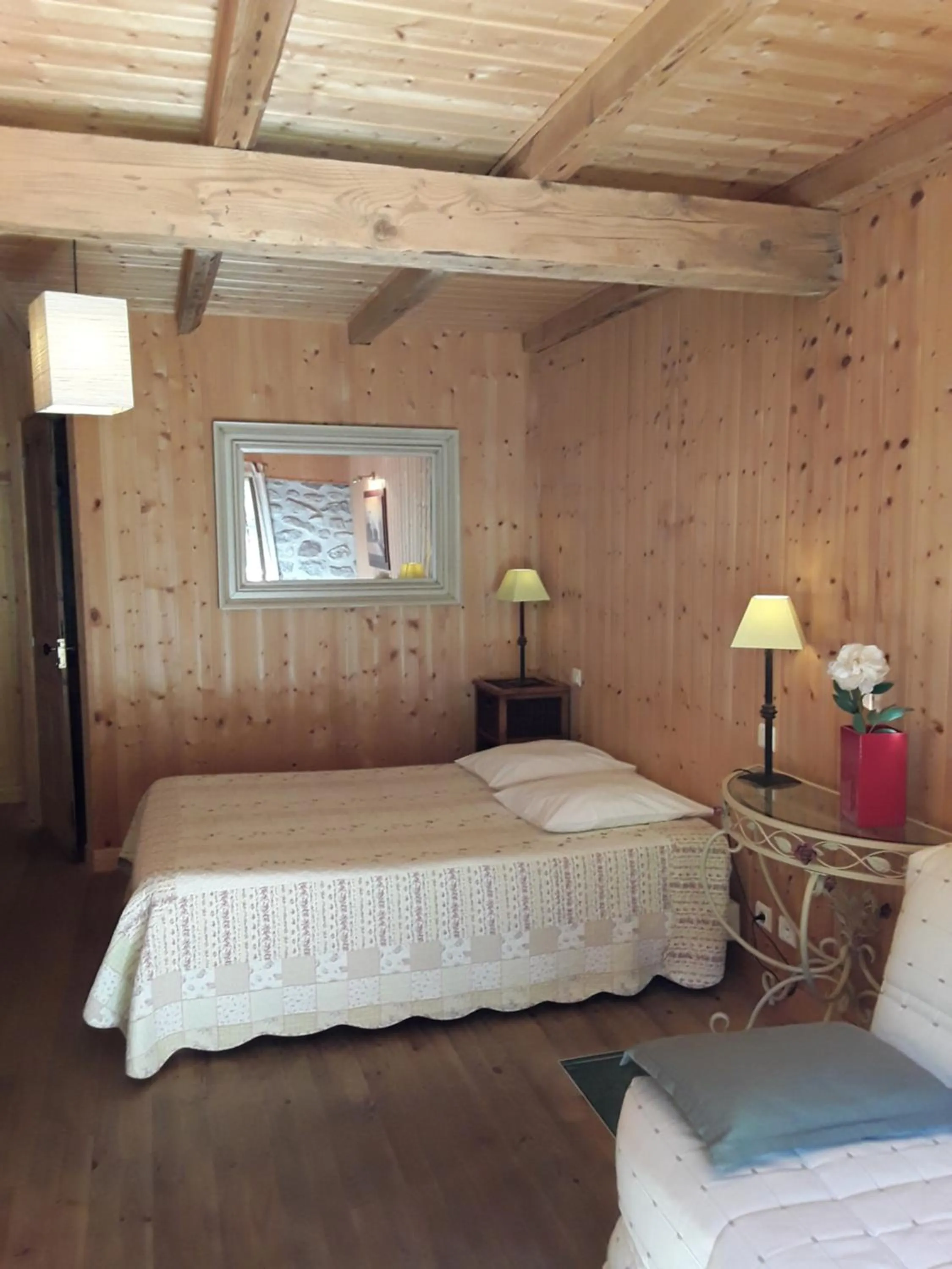 Bed in L'AUBERGE CHEZ LEON