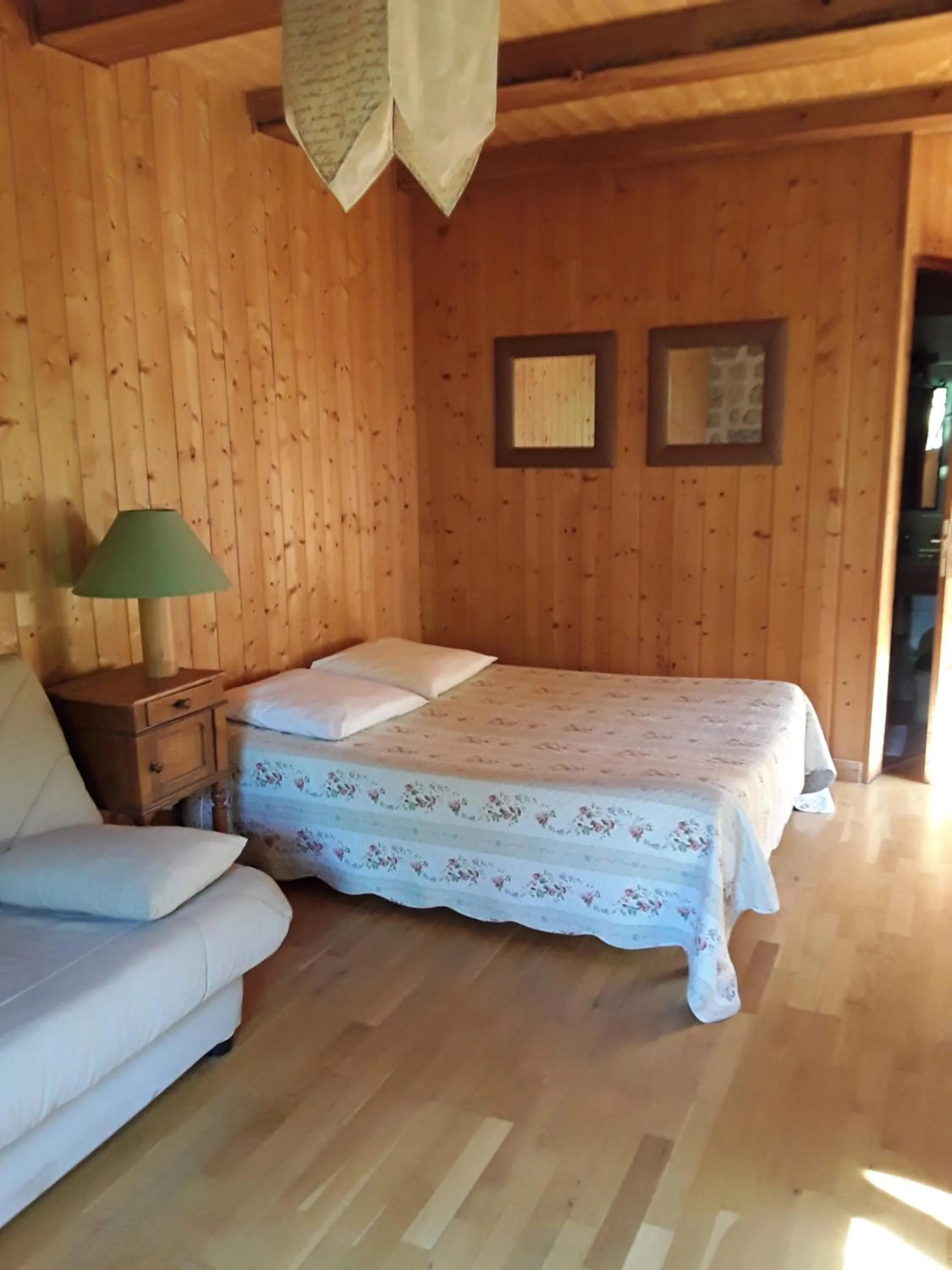 Bed in L'AUBERGE CHEZ LEON