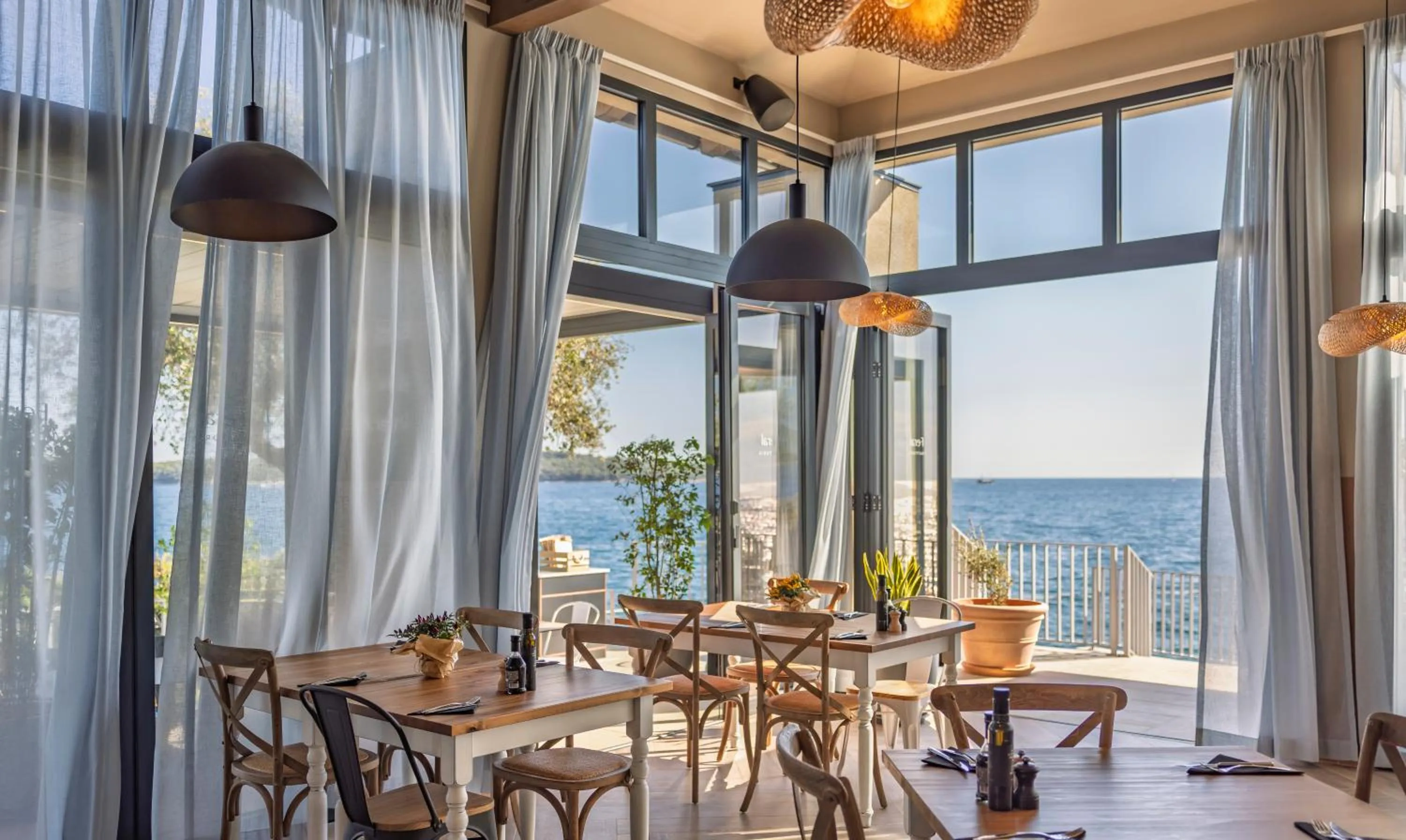 Restaurant/places to eat in Koversada Apartments Naturist Park