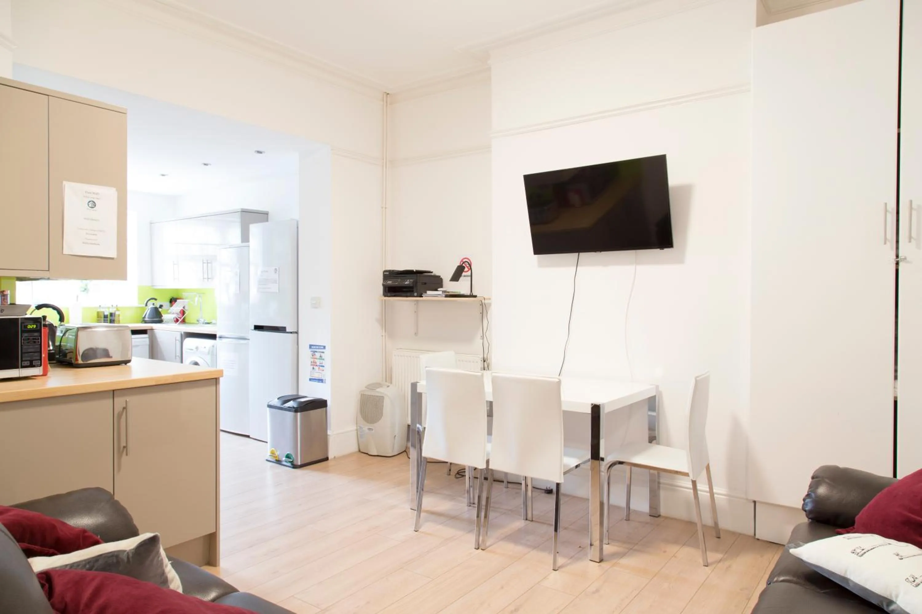 Communal lounge/ TV room in Cambridge City Rooms by Paymán Club