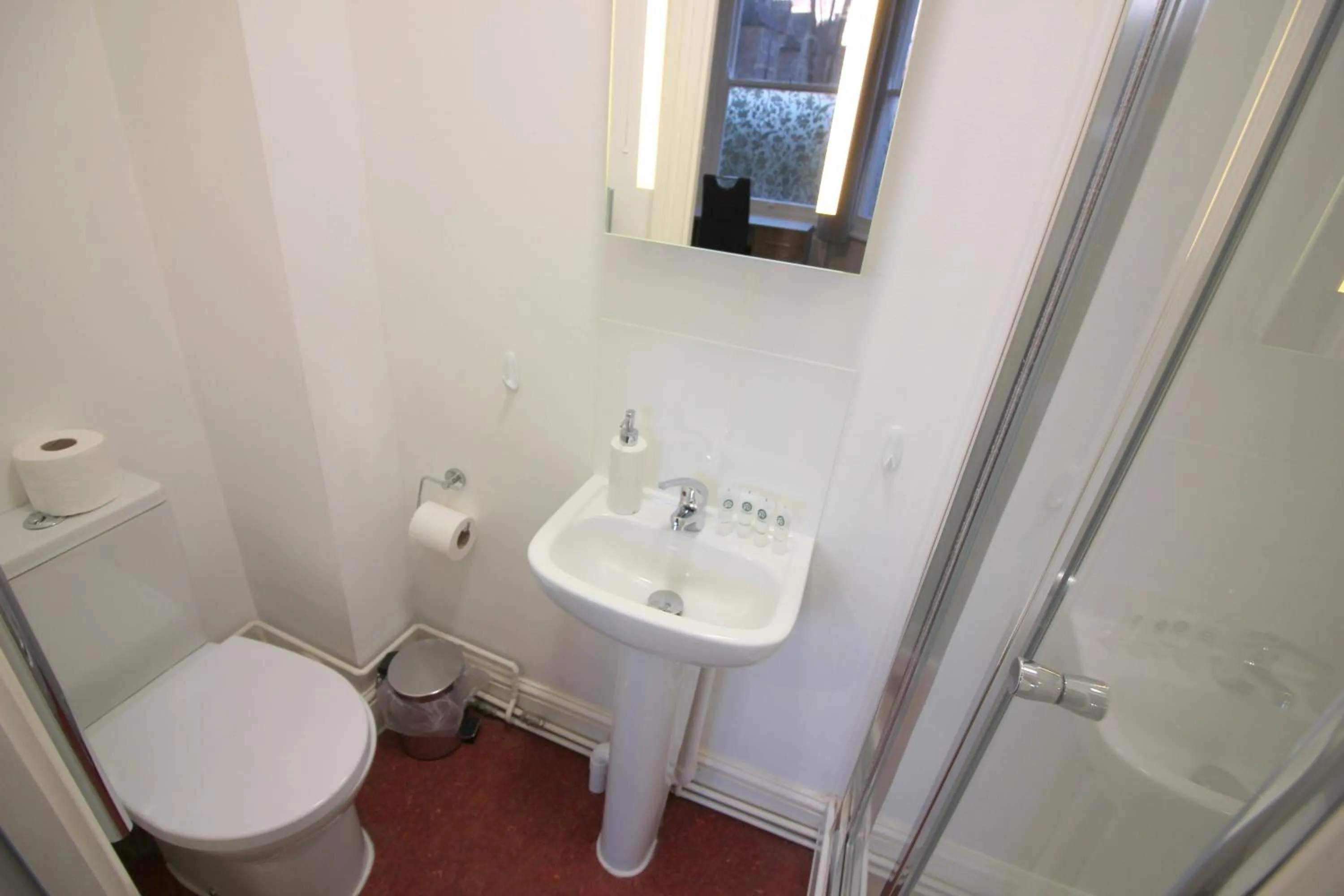 Bathroom in Cambridge City Rooms by Paymán Club