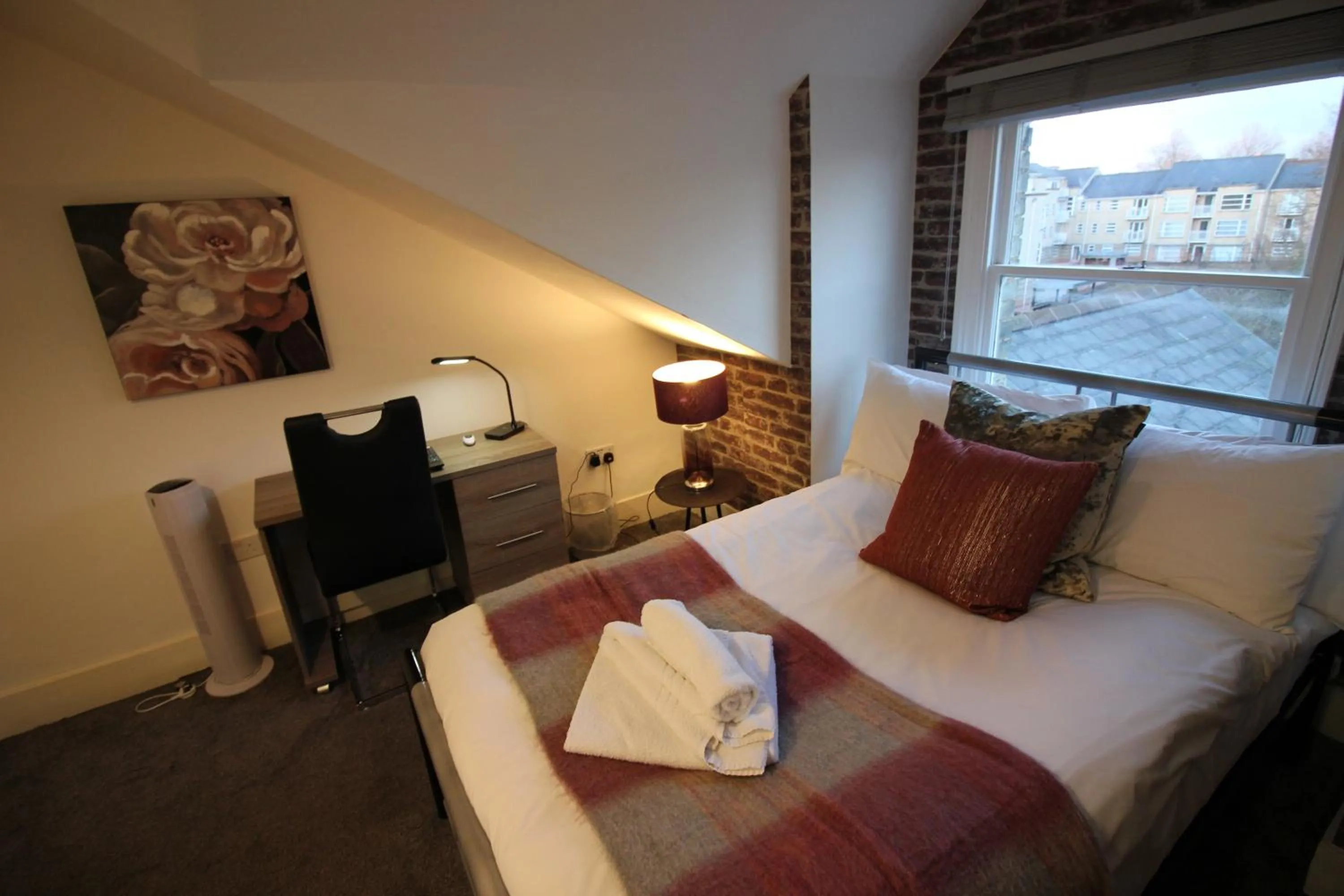 Bedroom in Cambridge City Rooms by Paymán Club