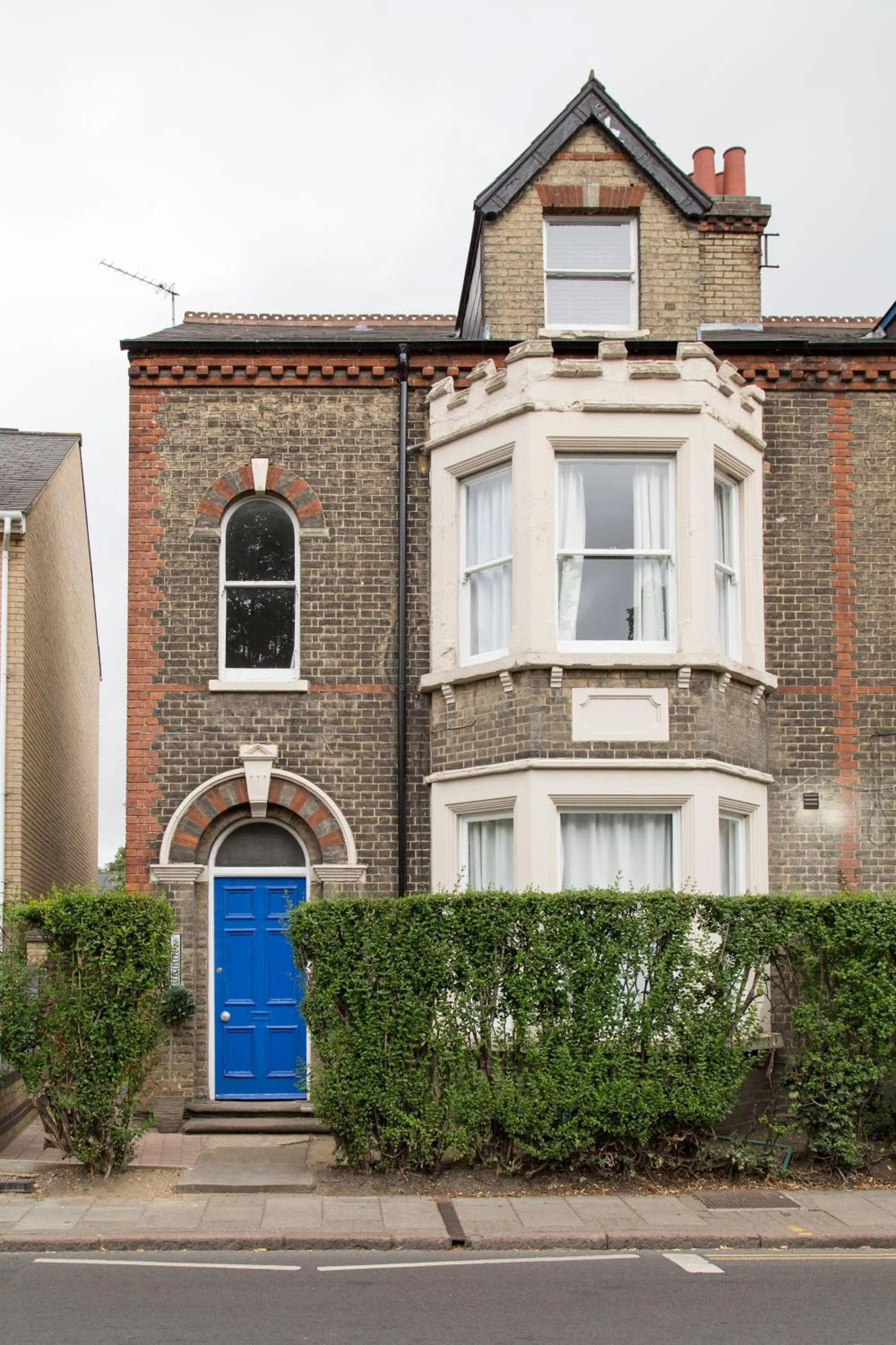 Property building in Cambridge City Rooms by Paymán Club