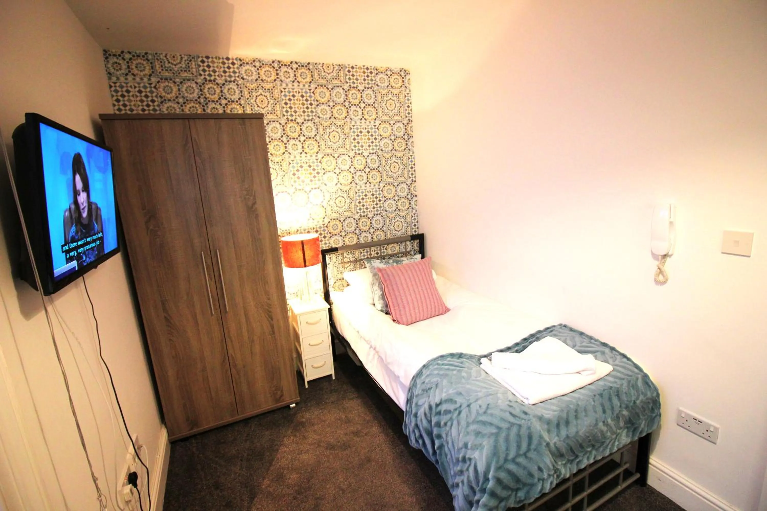 Bed in Cambridge City Rooms by Paymán Club