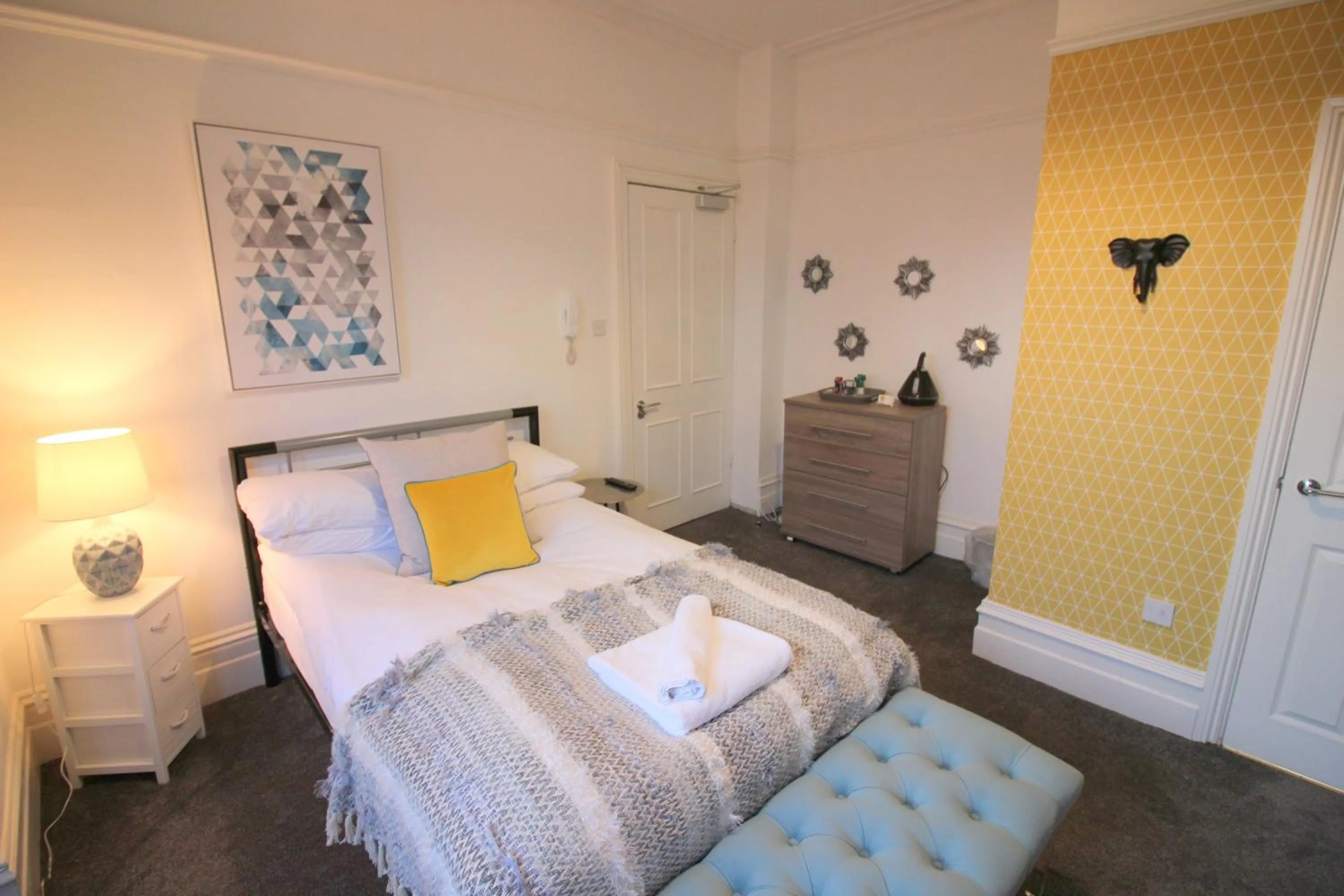 Bed in Cambridge City Rooms by Paymán Club