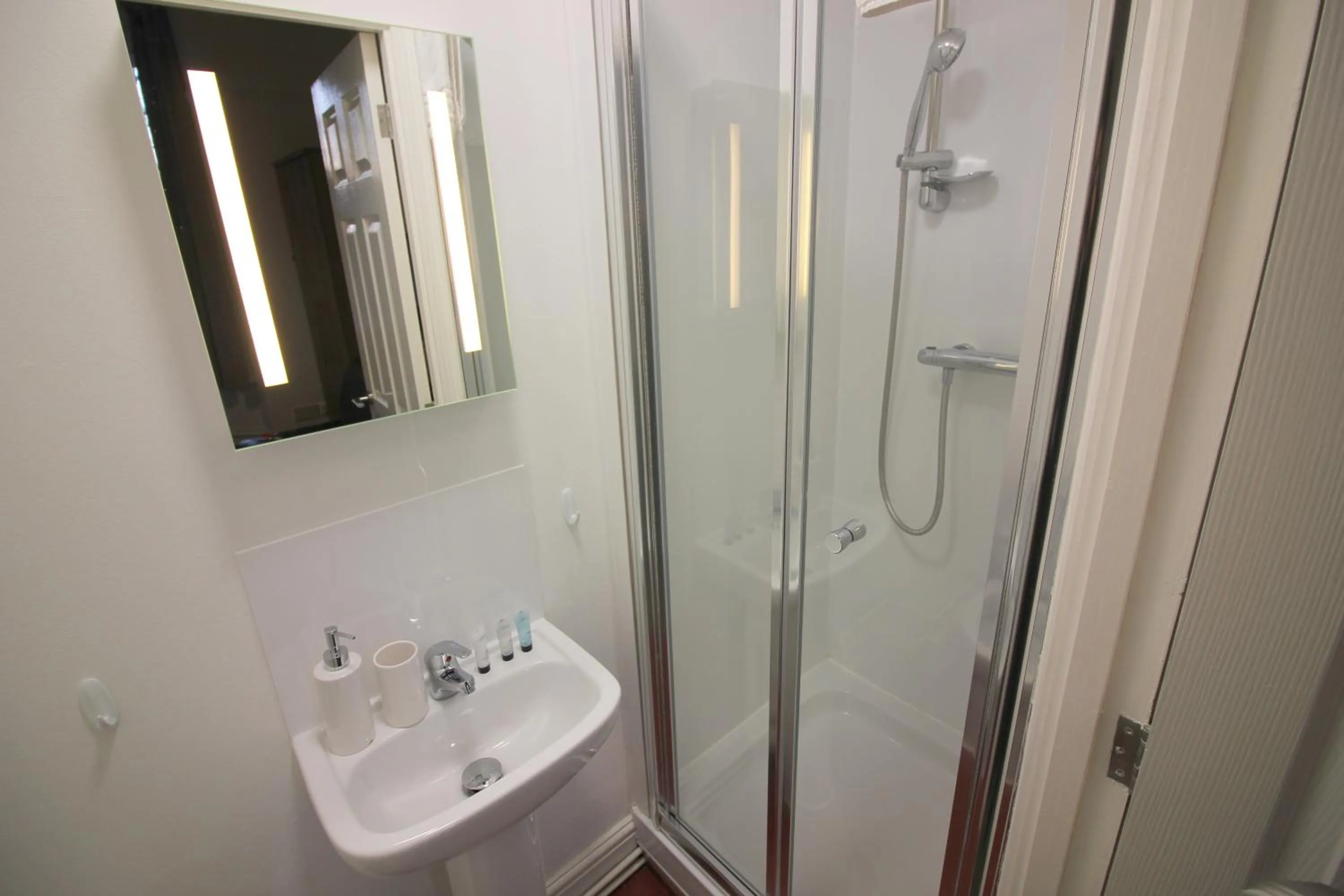 Shower in Cambridge City Rooms by Paymán Club