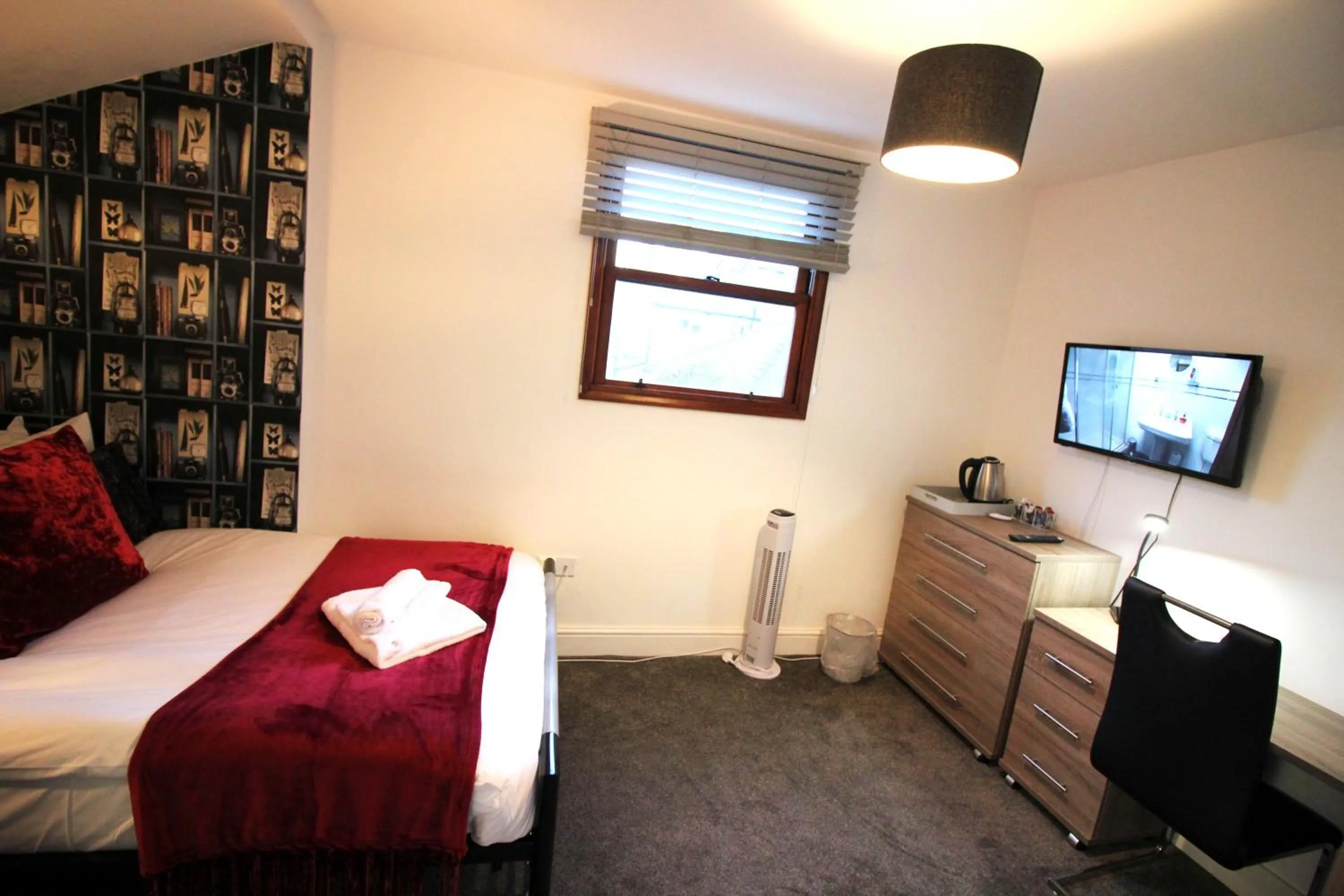 Bed in Cambridge City Rooms by Paymán Club