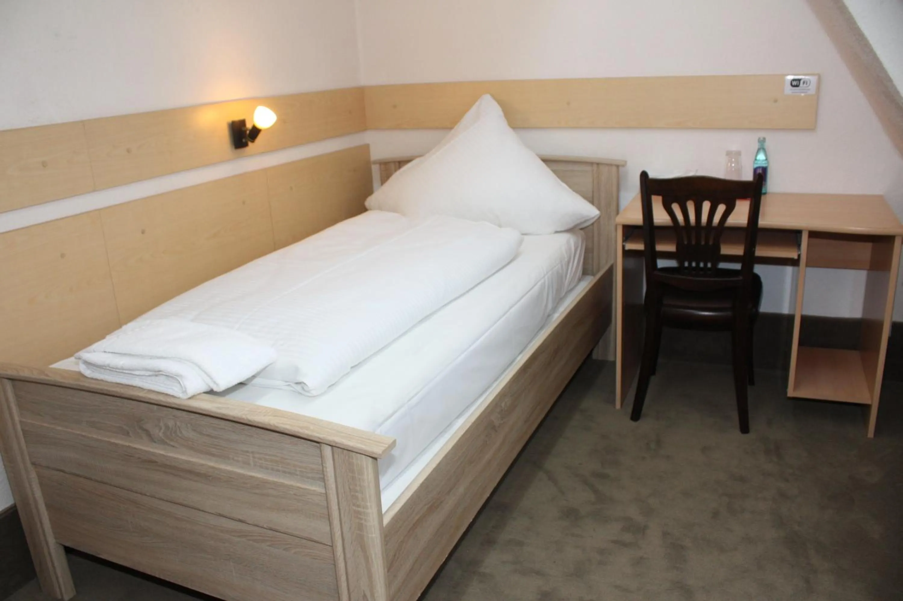 Photo of the whole room, Bed in Hotel Kölner Hof