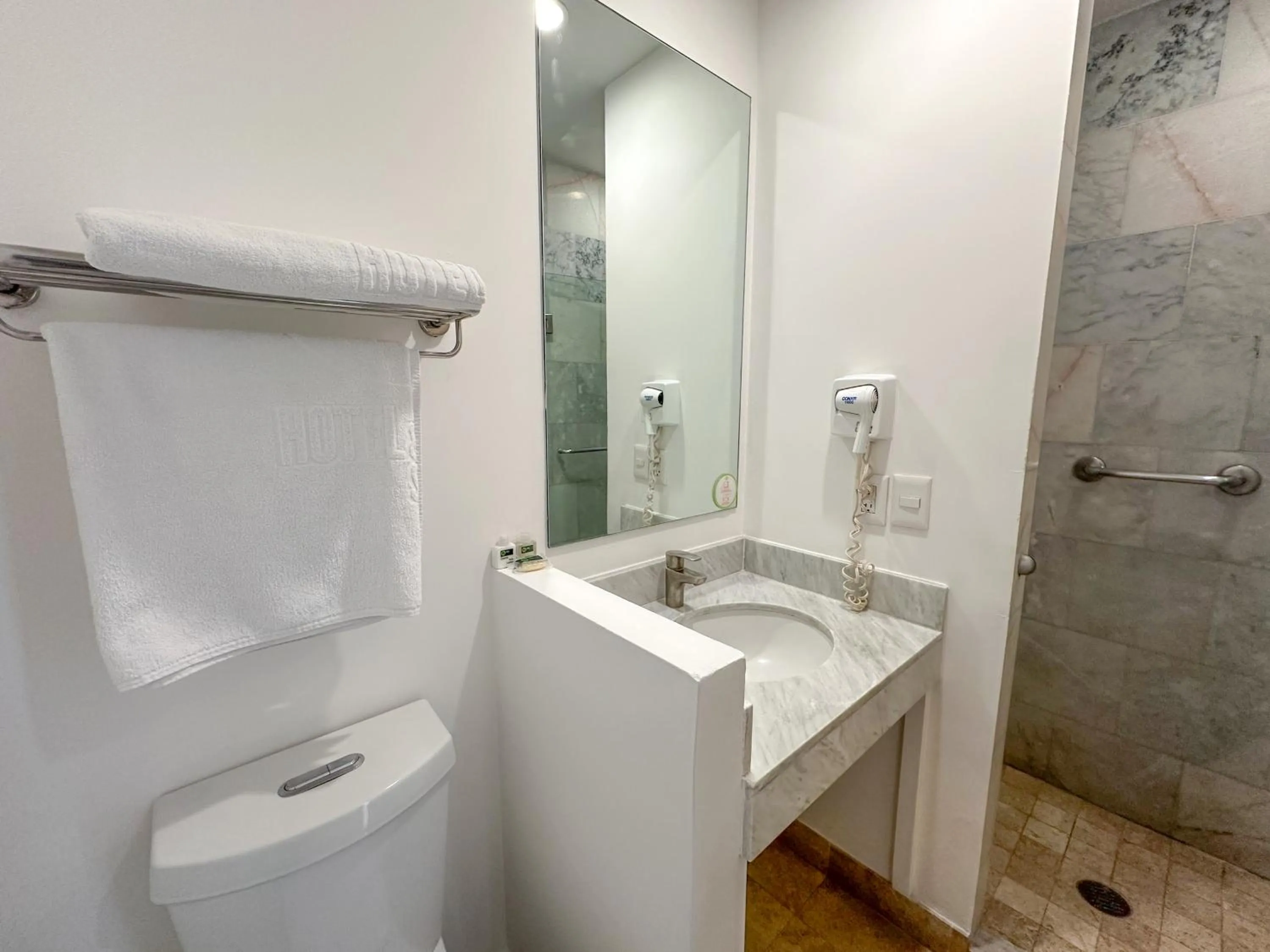 Bathroom in SR Hotel