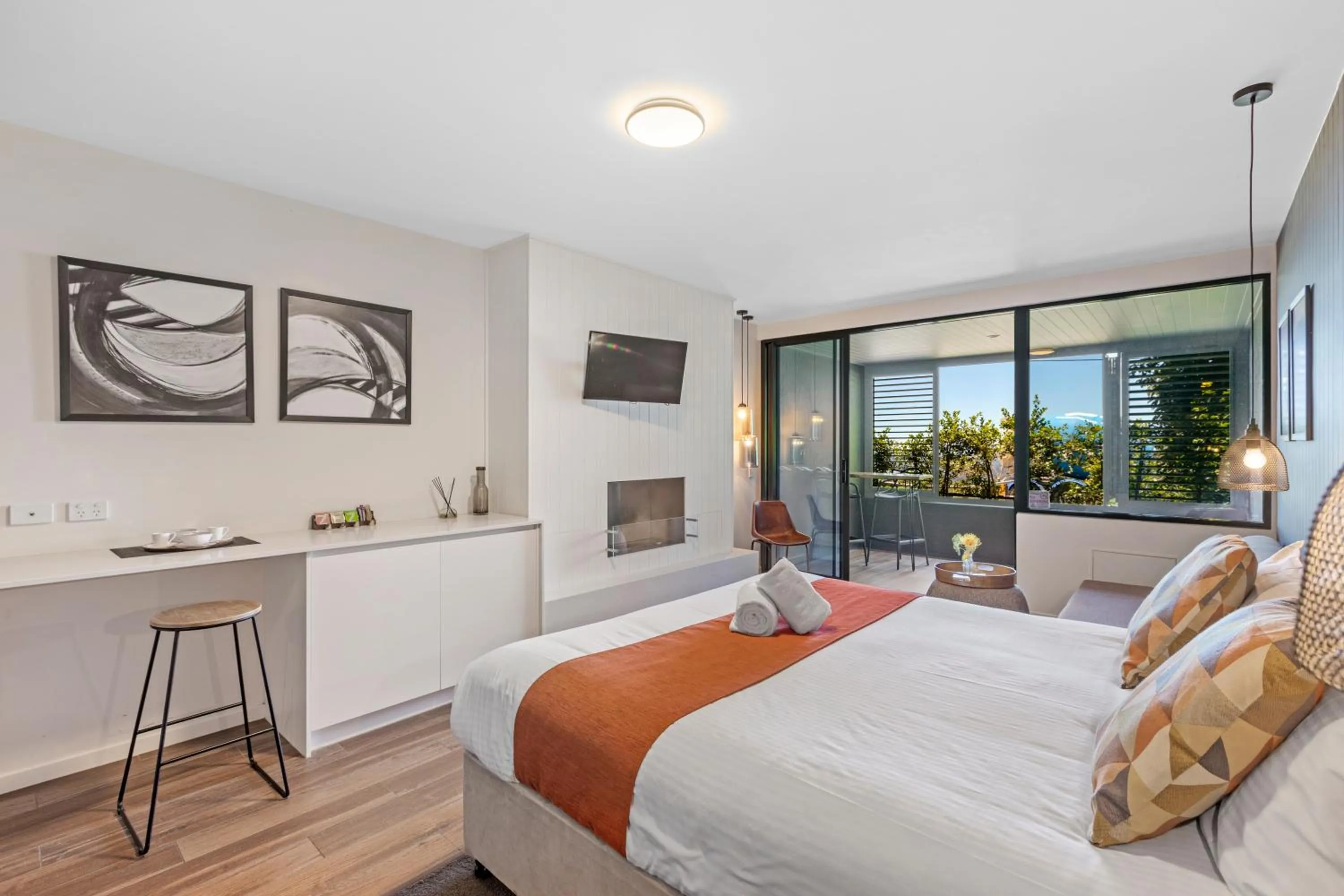 Photo of the whole room, Bed in Altitude On Montville