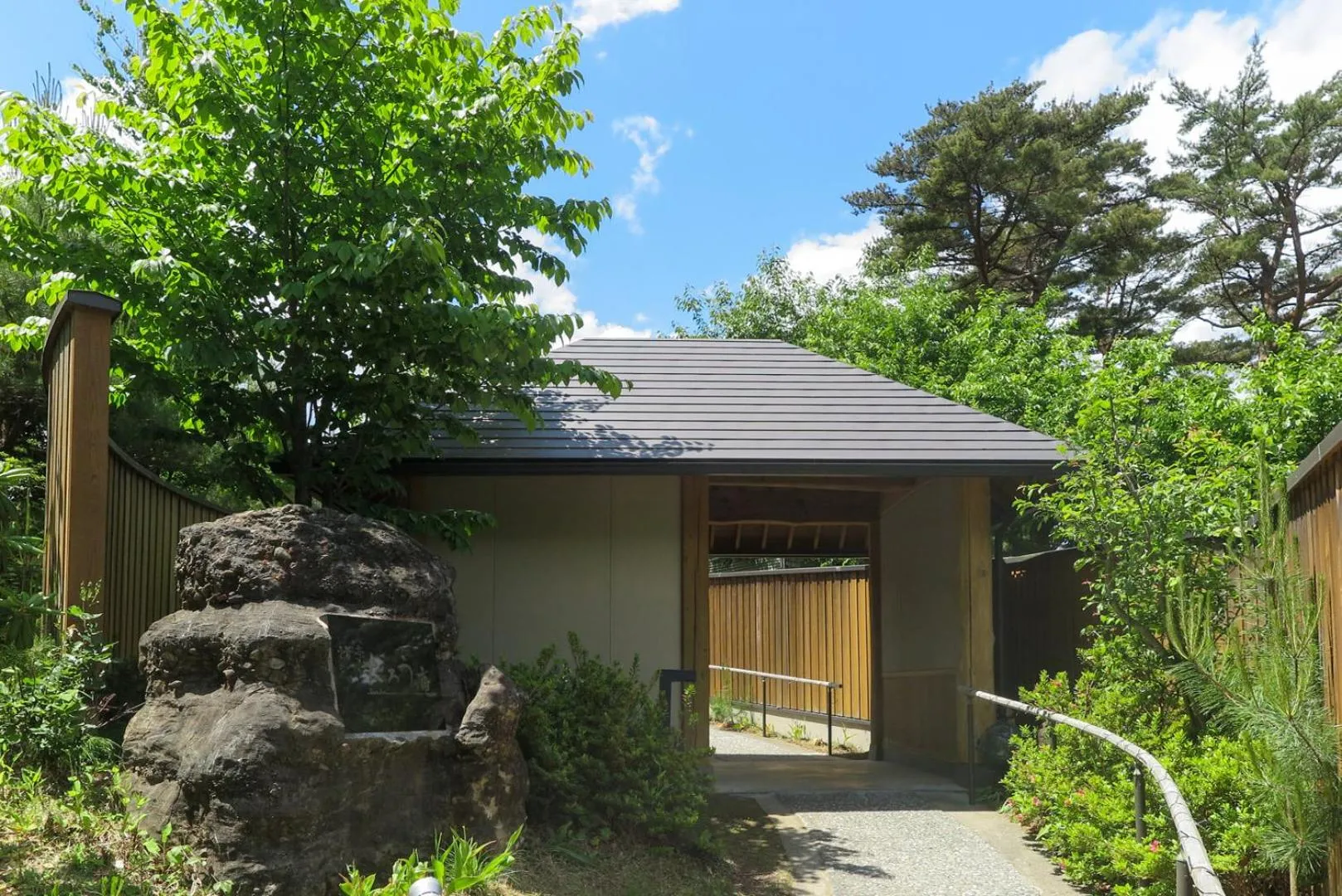 Property building in Nagisatei Taroan