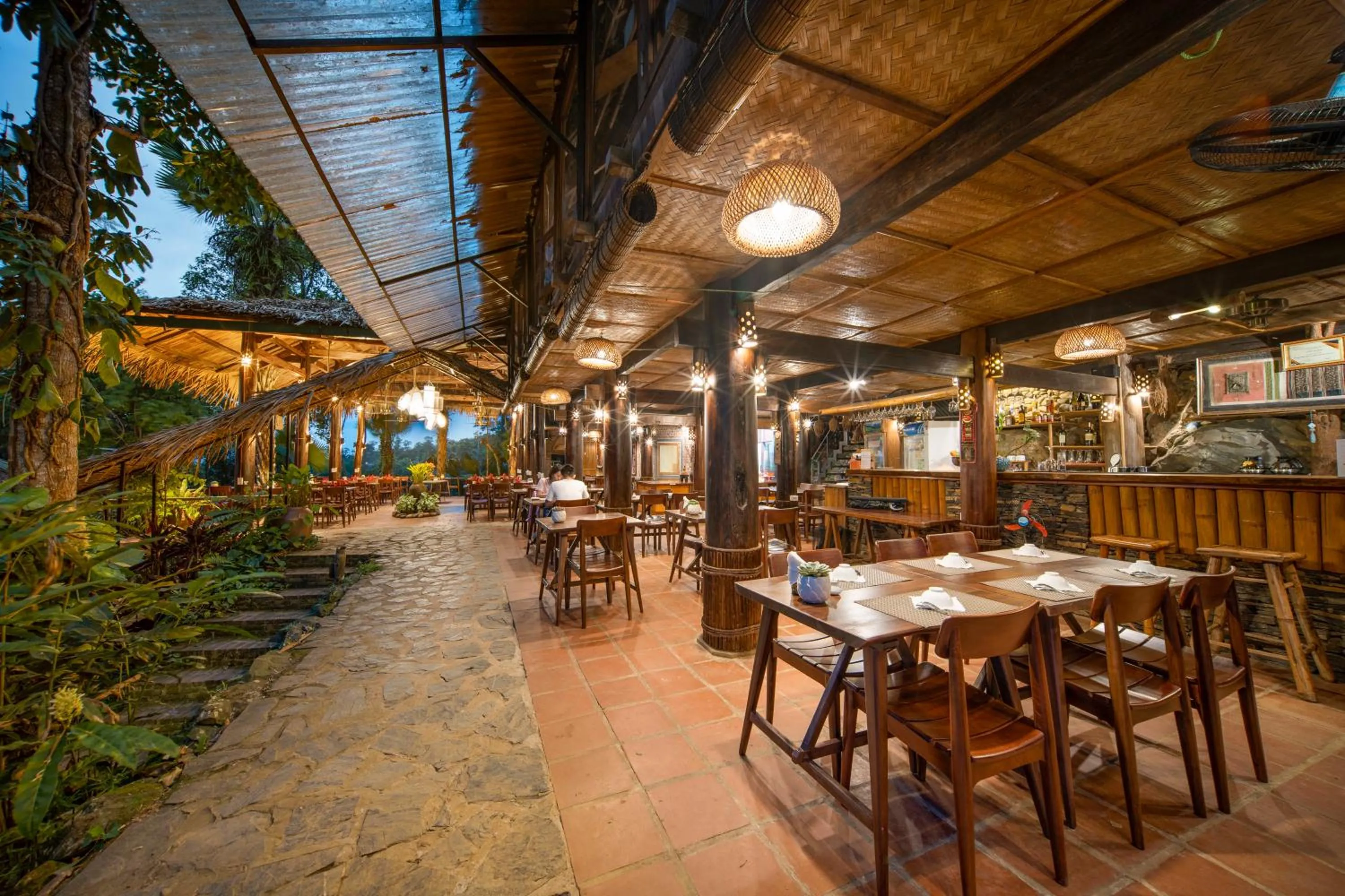 Restaurant/places to eat in Puluong Retreat