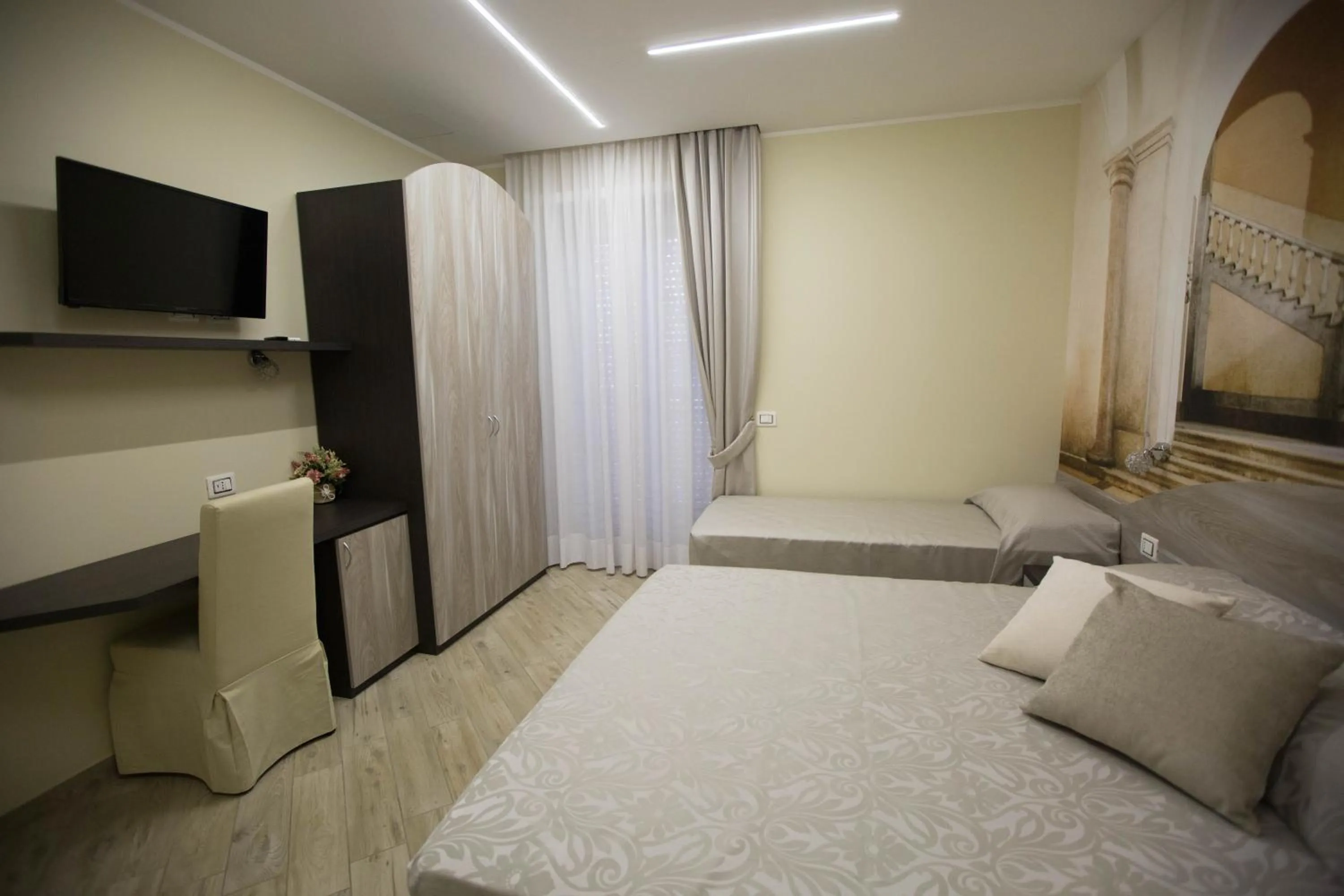 Photo of the whole room, Bed in 4 Rent