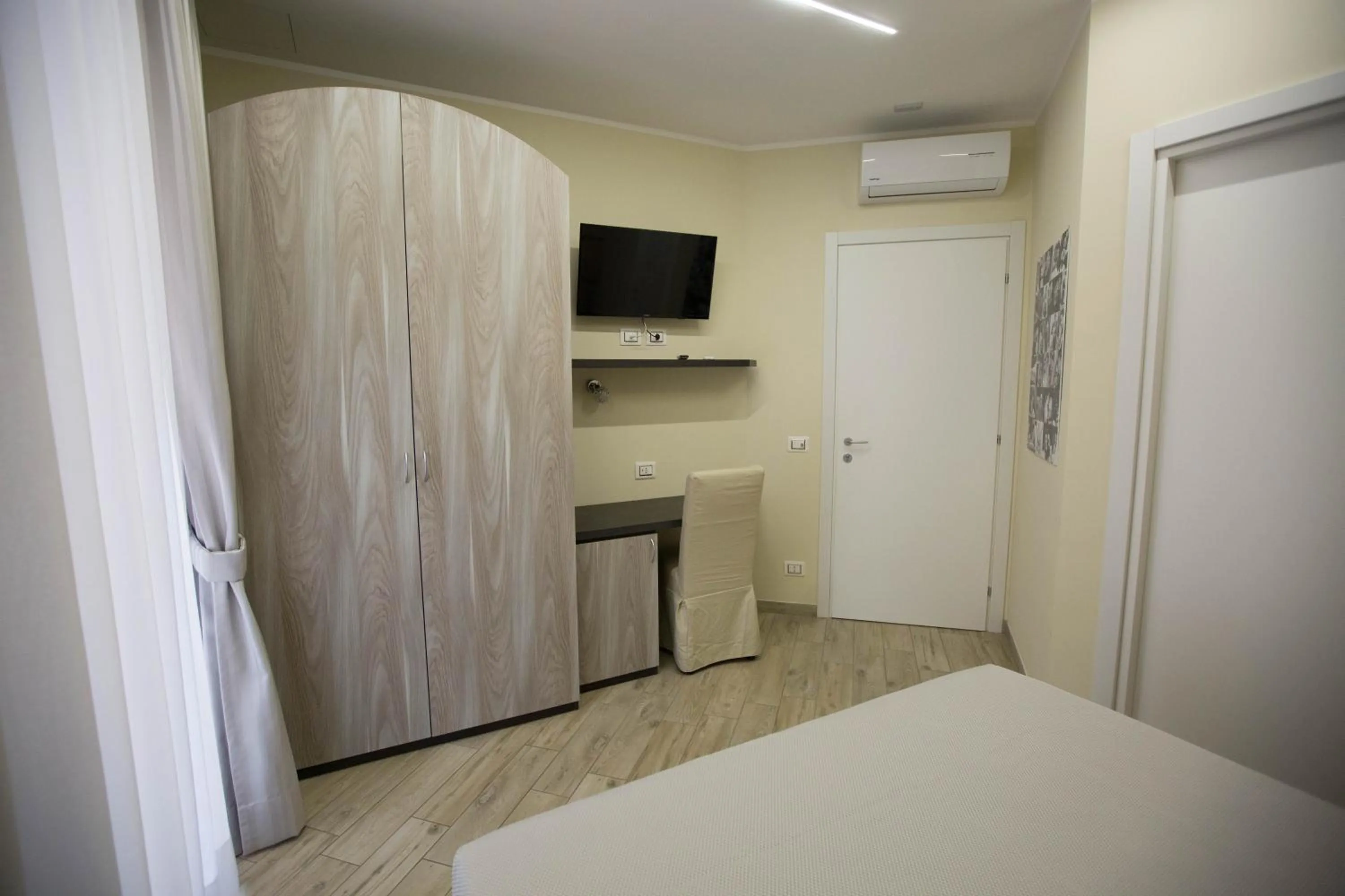 Photo of the whole room, Bed in 4 Rent