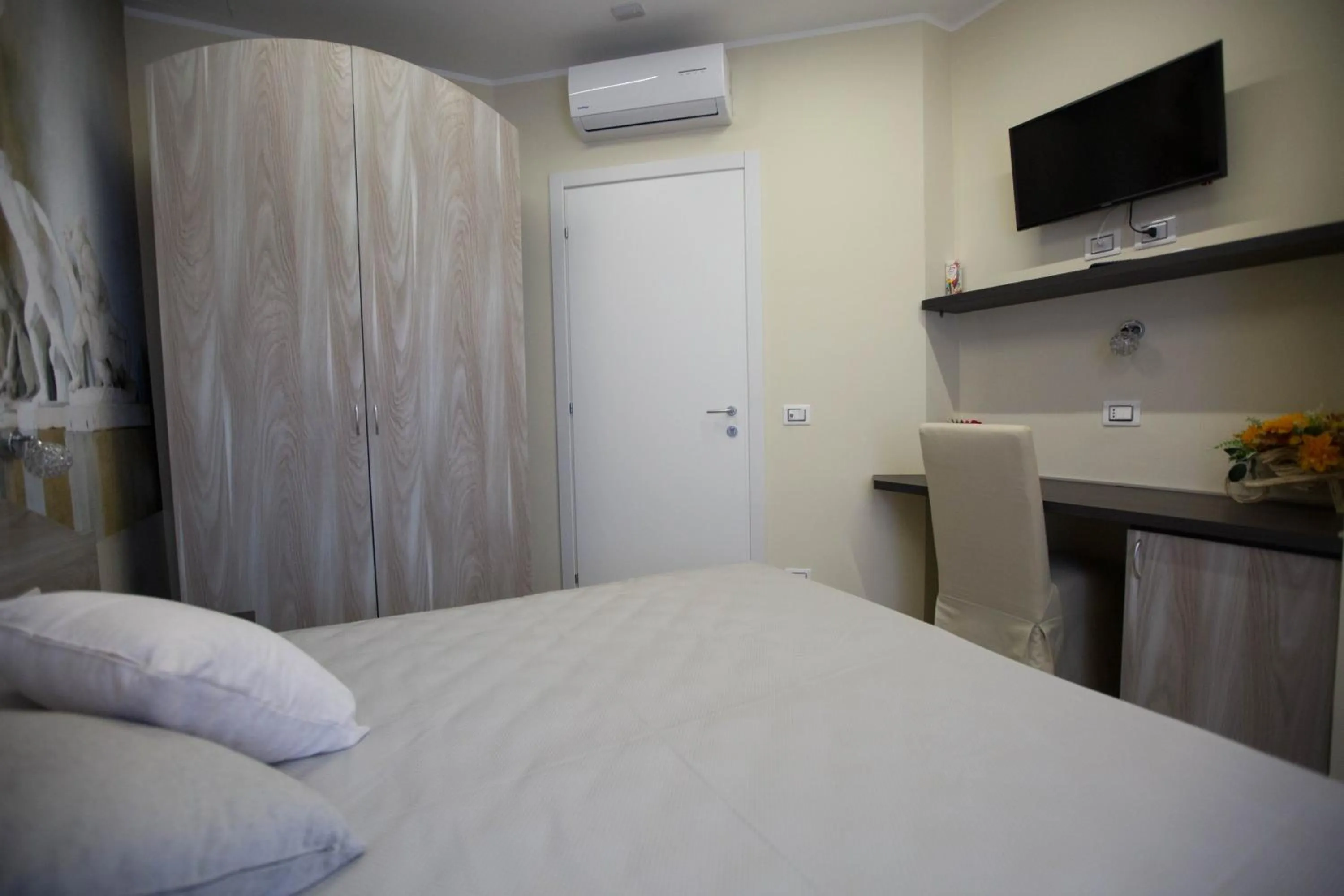 Photo of the whole room, Bed in 4 Rent