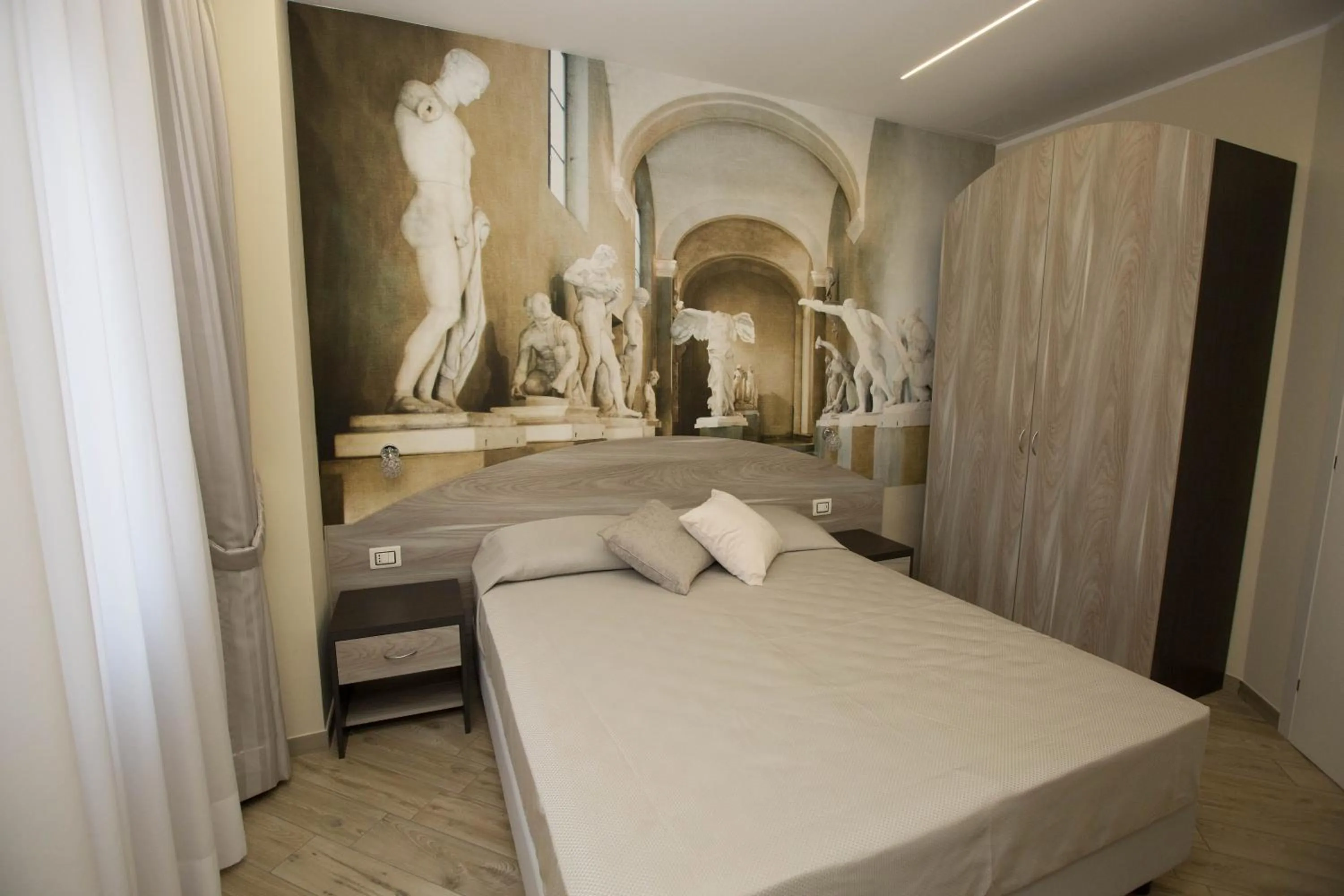 Photo of the whole room, Bed in 4 Rent