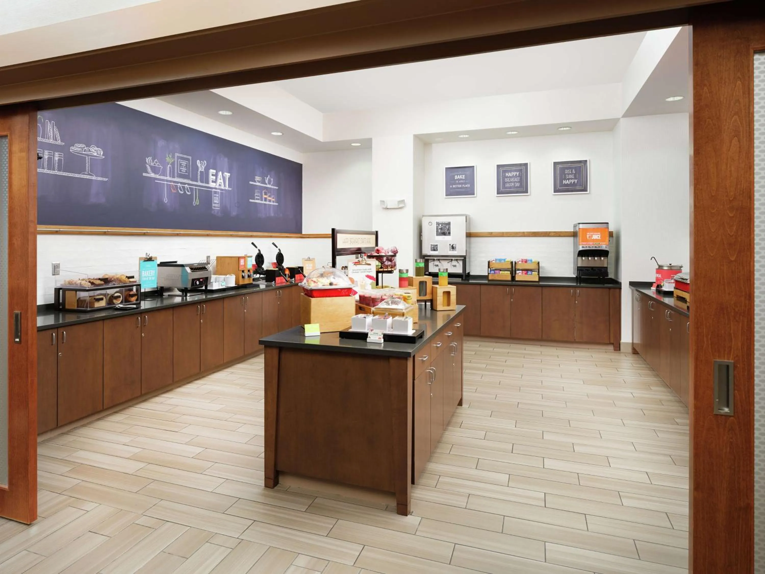 Dining area in Hampton Inn Wilmington Downtown