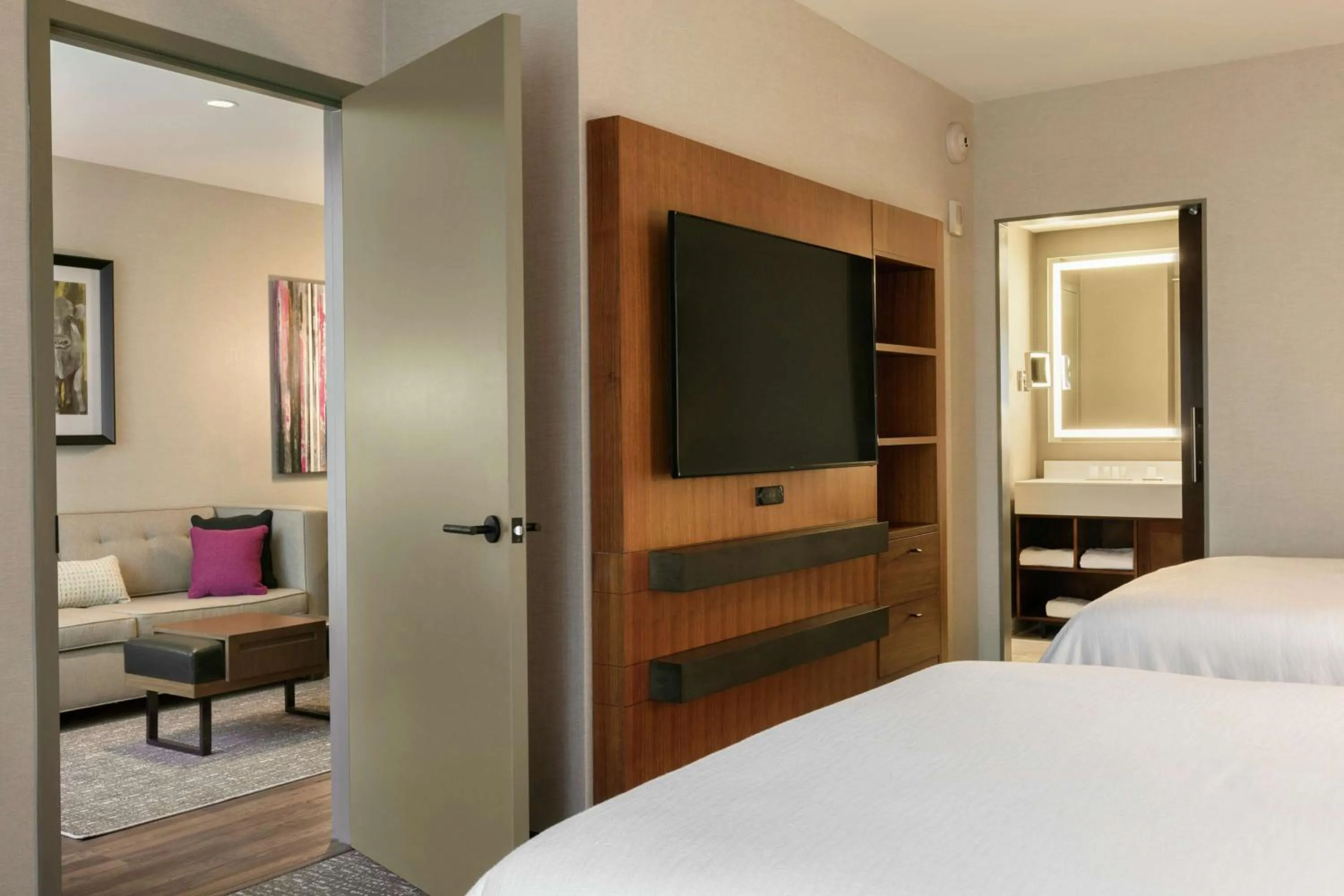 Bedroom, Bed in Embassy Suites By Hilton Berkeley Heights