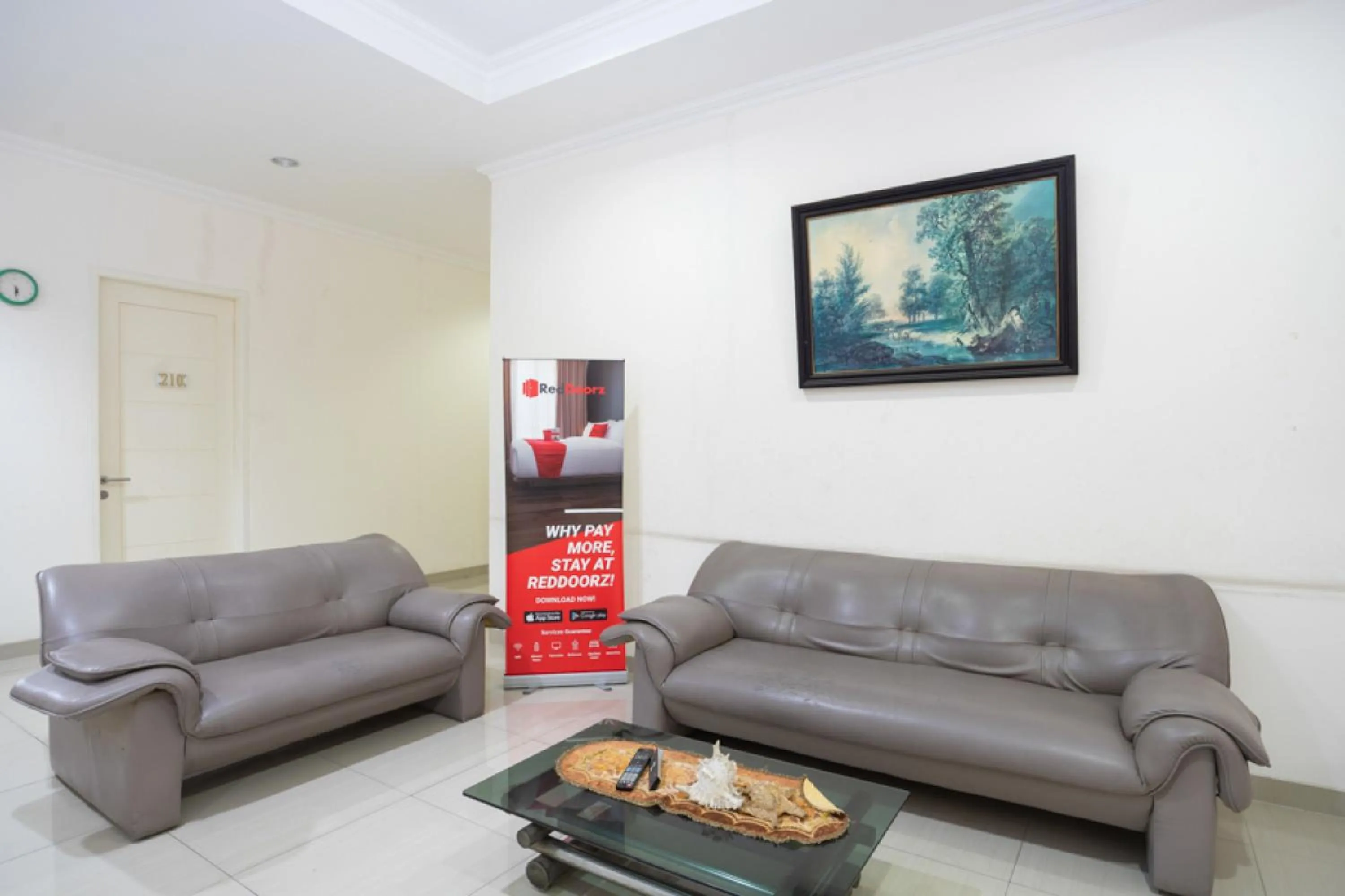 Seating area in RedDoorz Plus near Siloam Karawaci