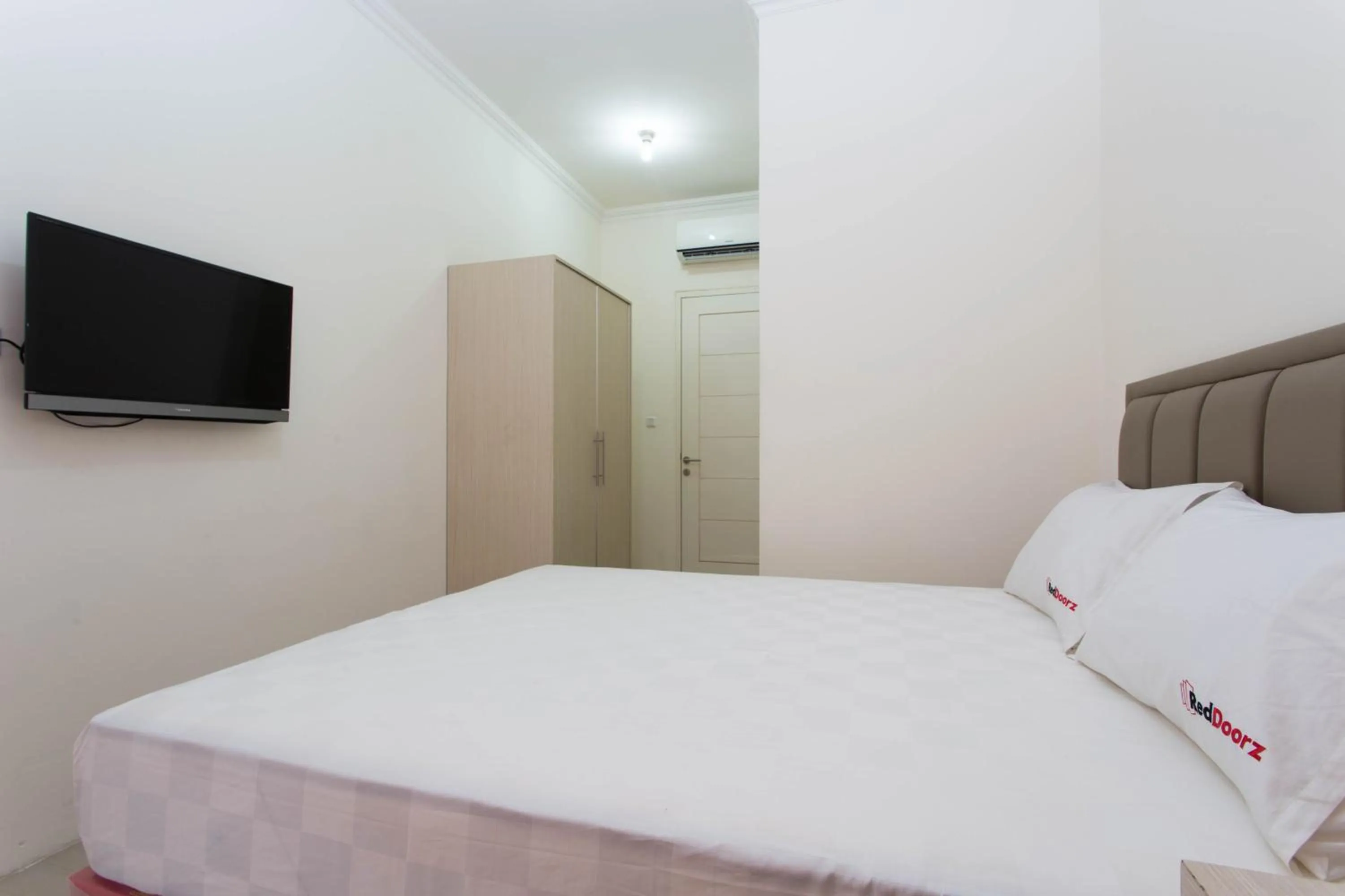 Bedroom, Bed in RedDoorz Plus near Siloam Karawaci
