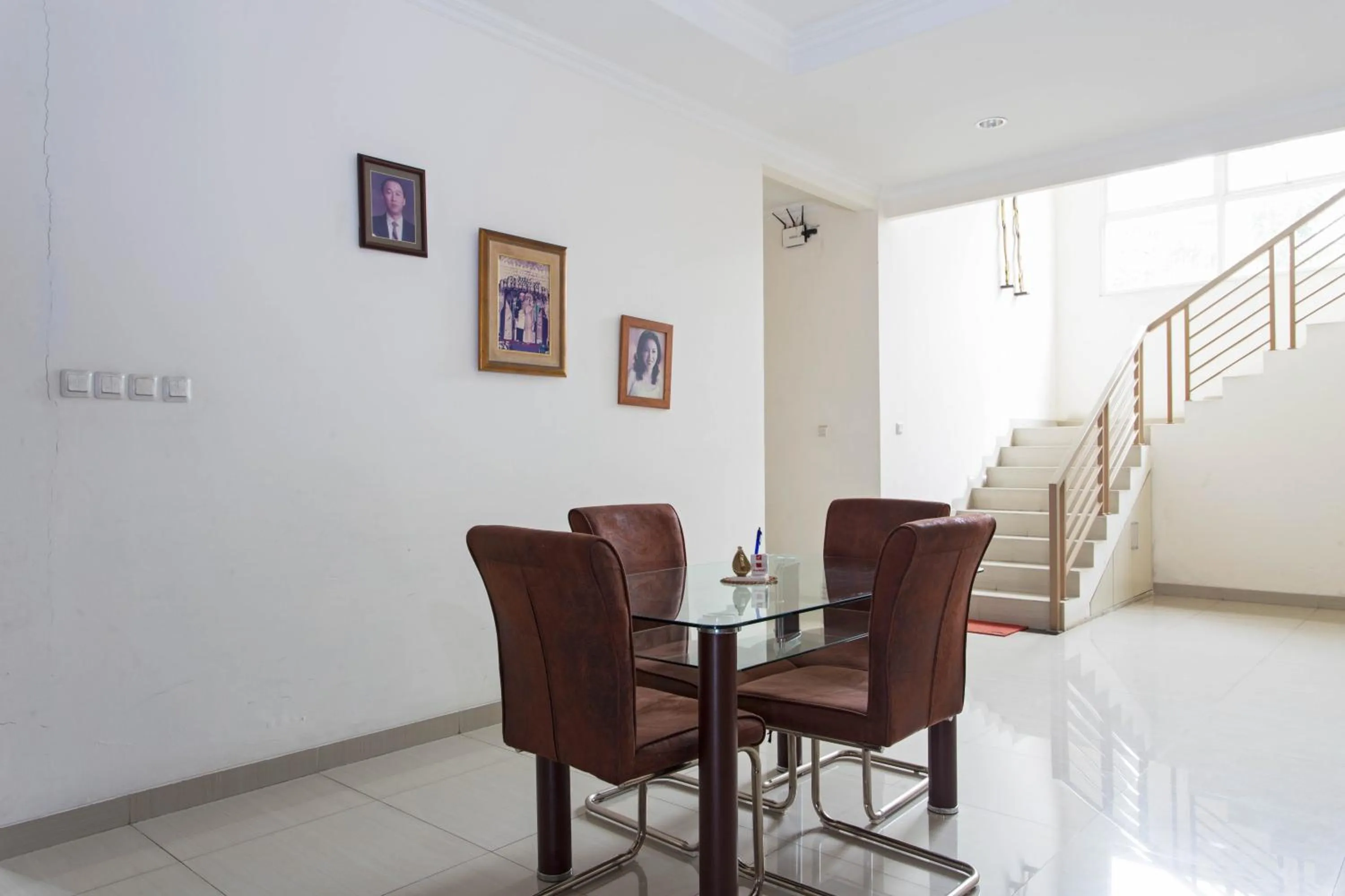 Communal lounge/ TV room in RedDoorz Plus near Siloam Karawaci