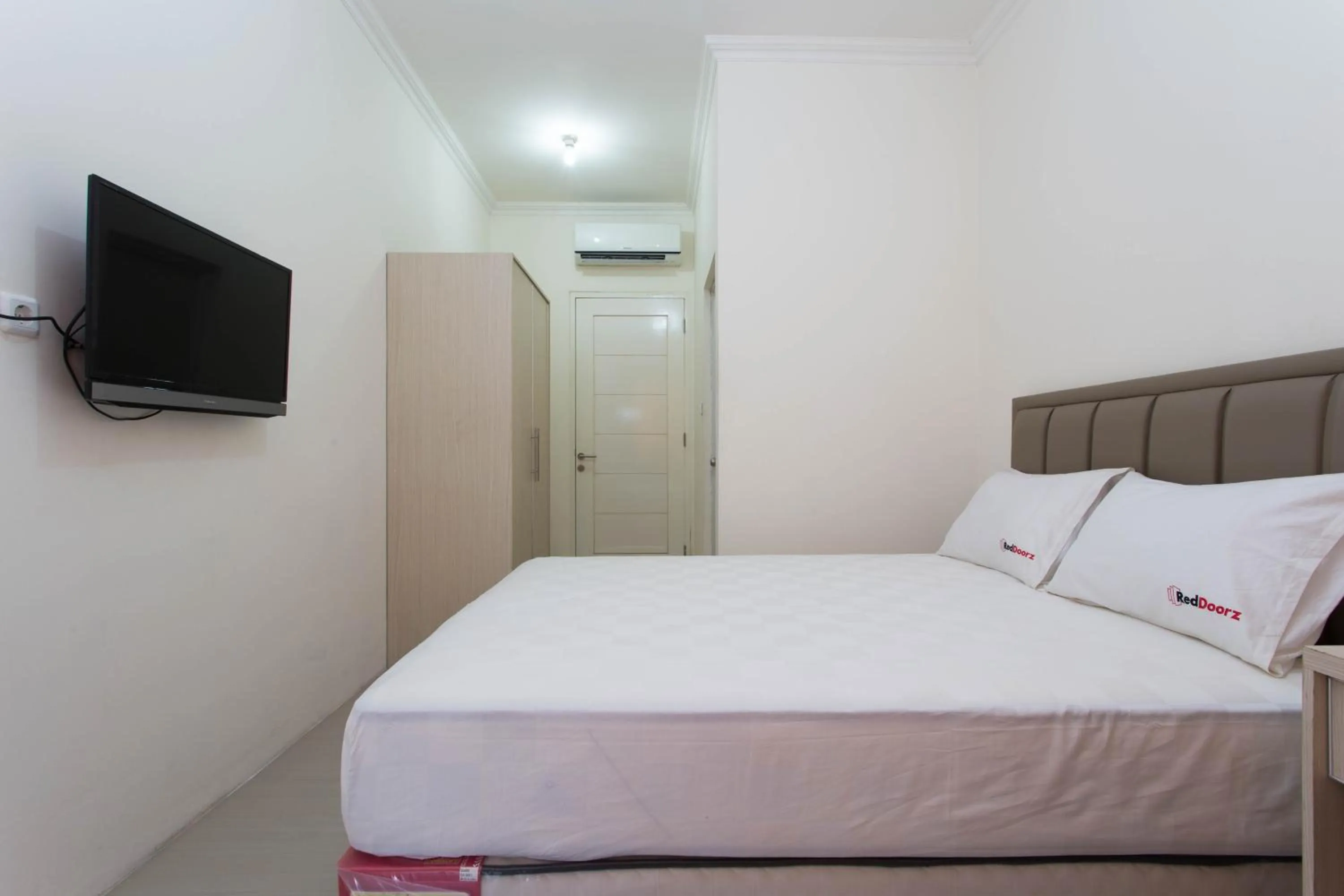 Bedroom, Bed in RedDoorz Plus near Siloam Karawaci