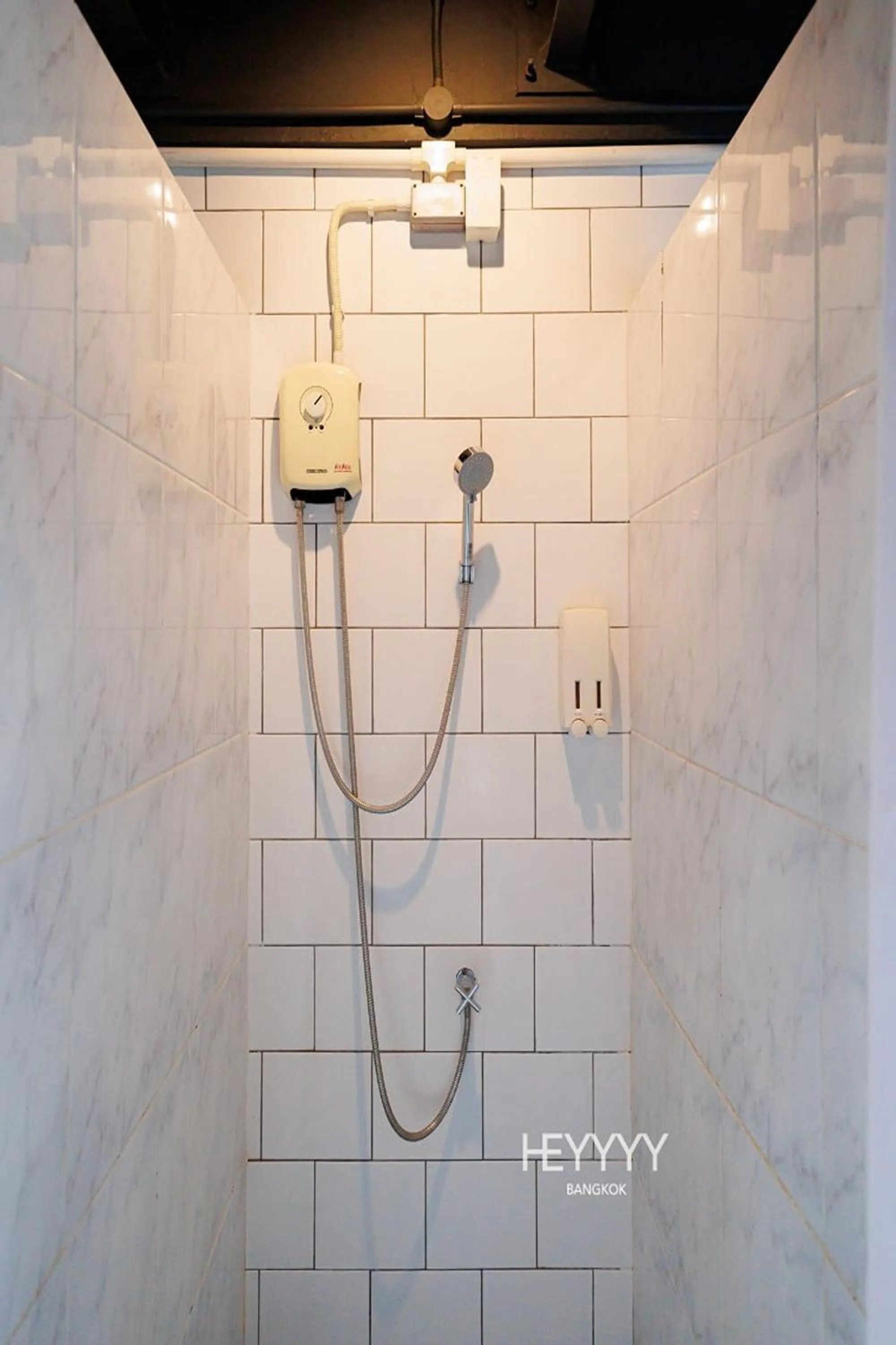 Shower in Heyyyy Bangkok