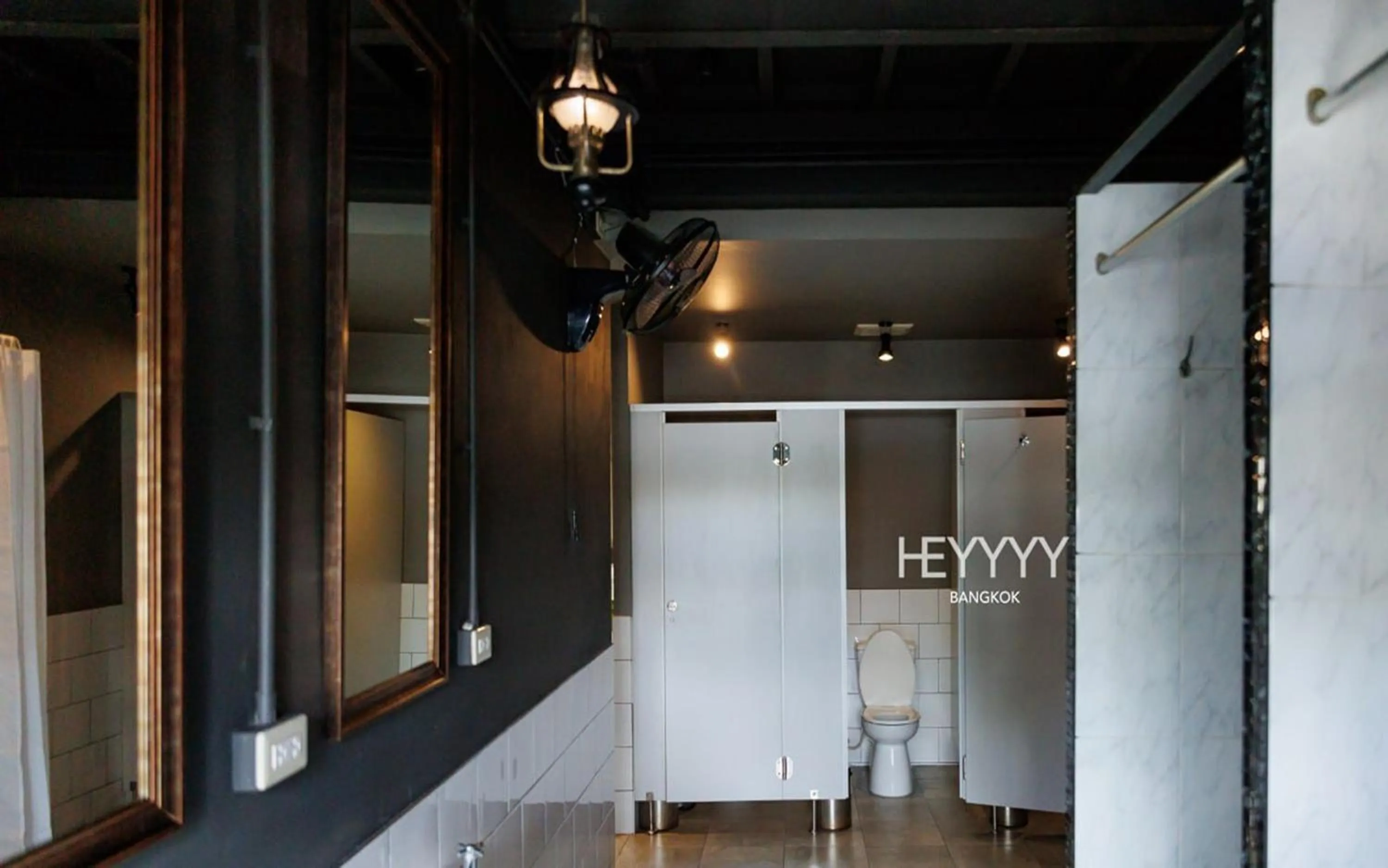 Bathroom in Heyyyy Bangkok