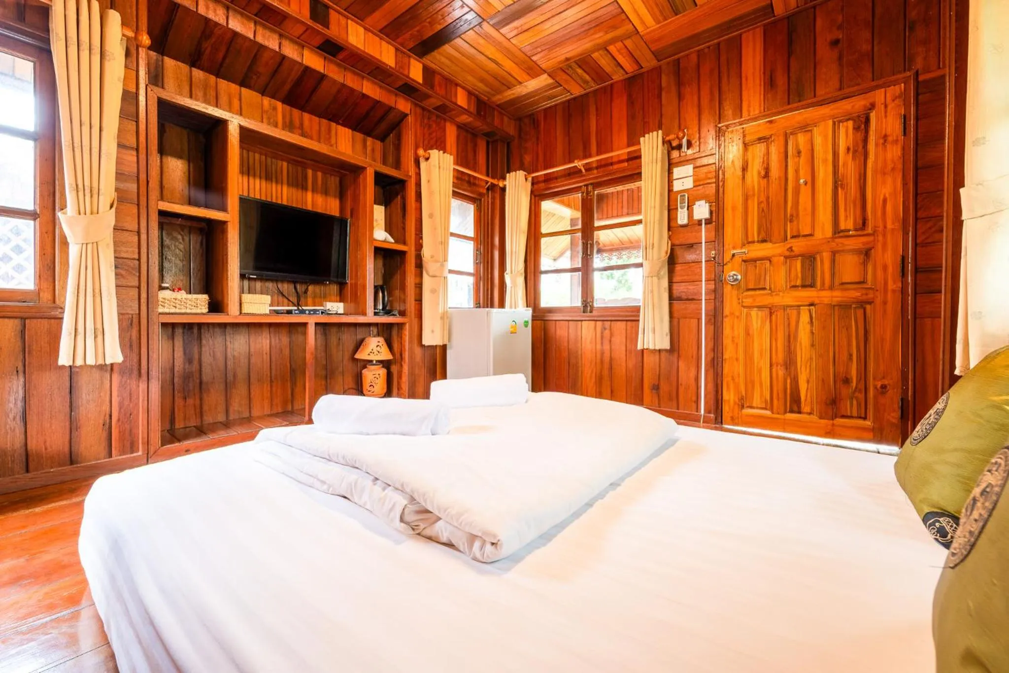 Communal lounge/ TV room, Bed in Grandsiri Resort KhaoYai