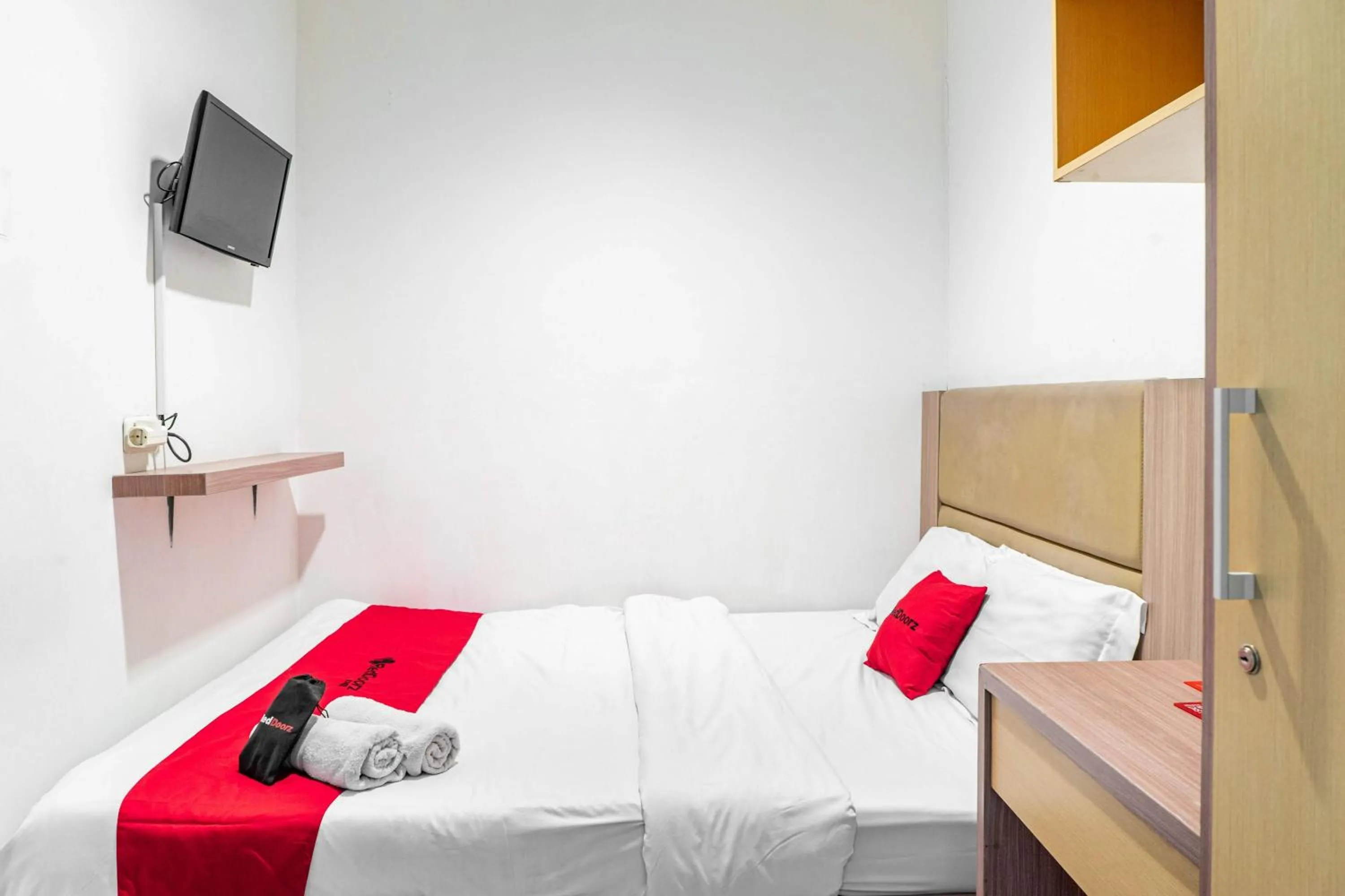 Bedroom, Bed in RedDoorz @ Kebon Kacang