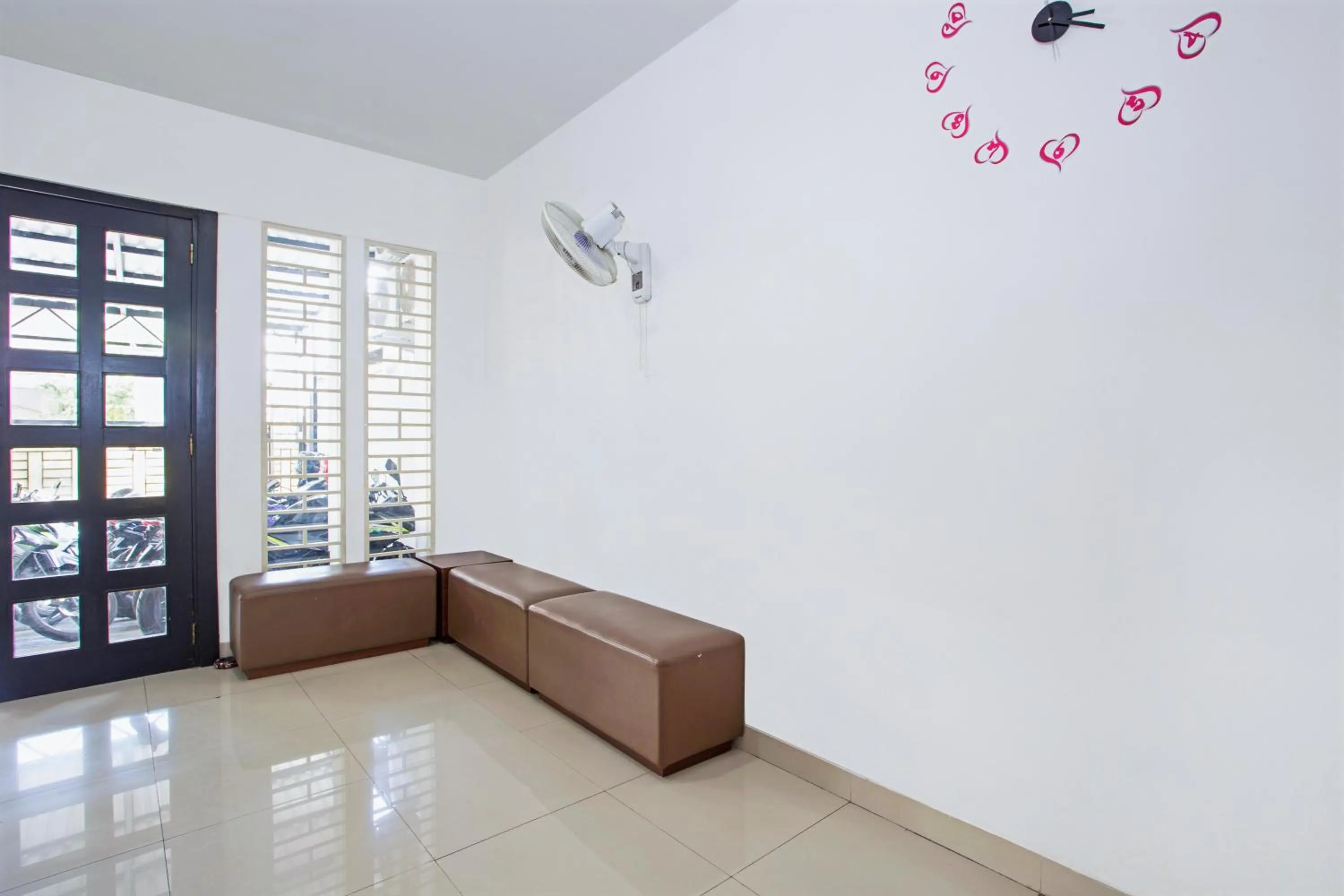 Lobby or reception in RedDoorz @ Kebon Kacang