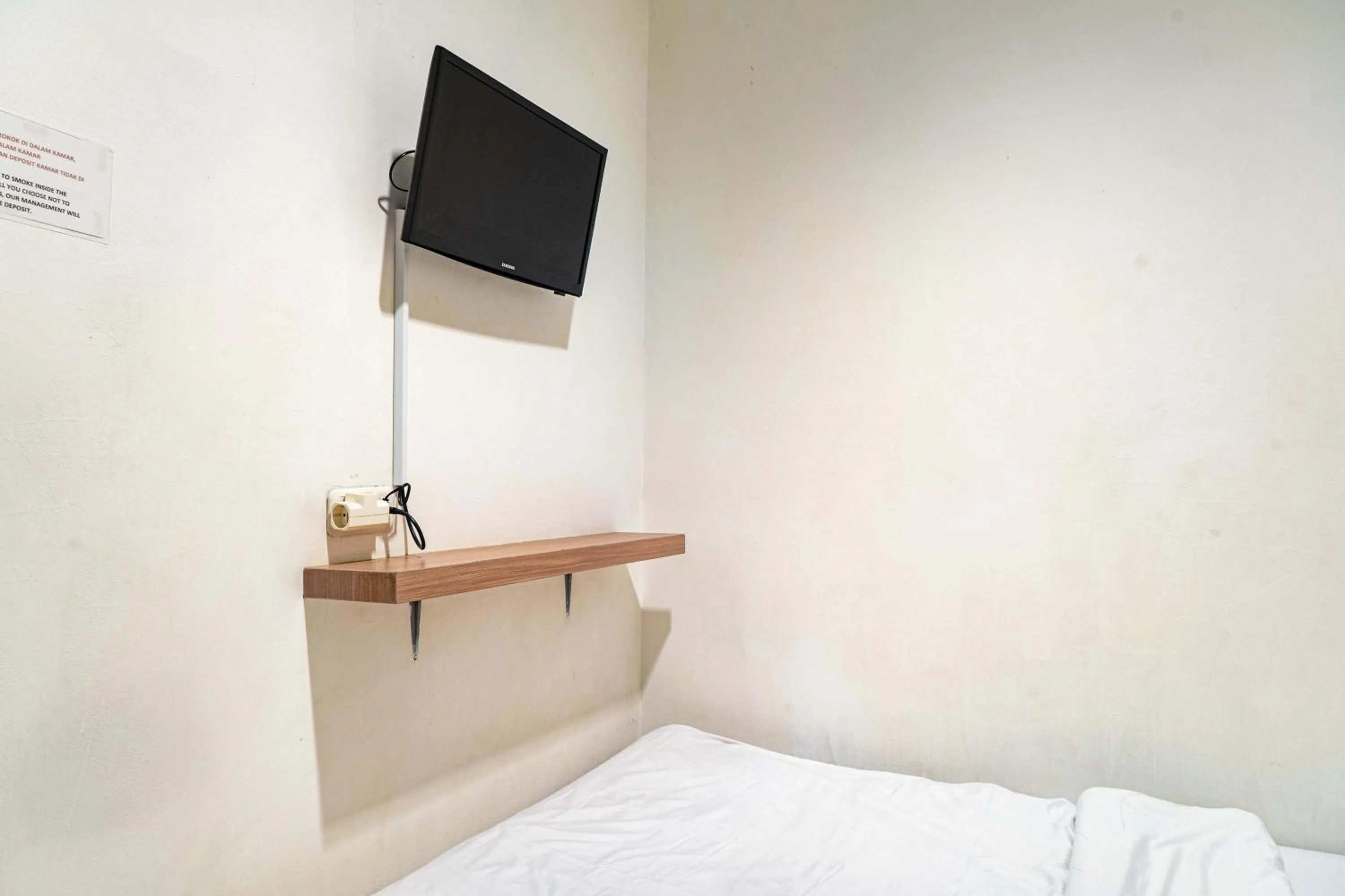 Bedroom, Bed in RedDoorz @ Kebon Kacang