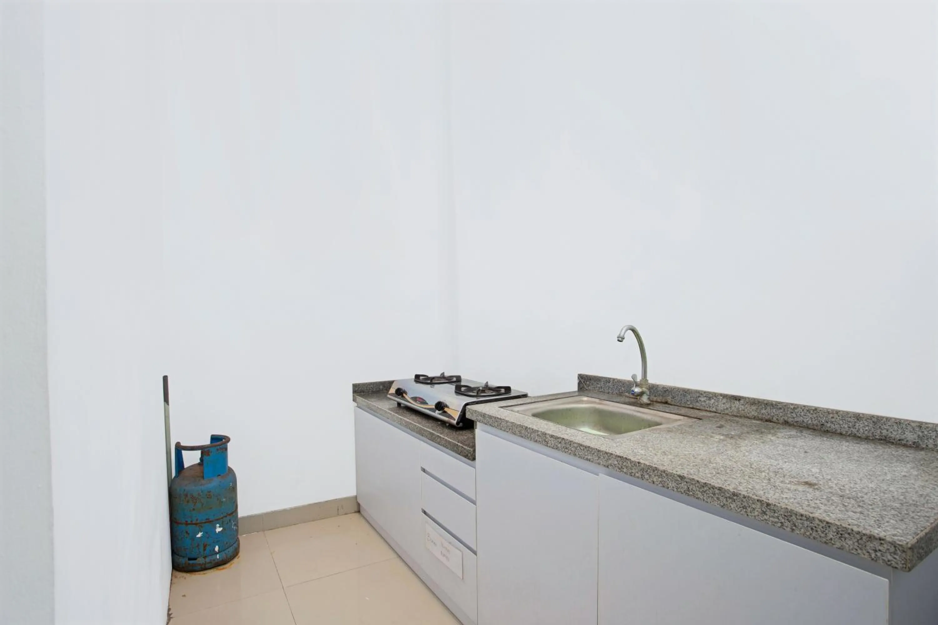 Communal kitchen in RedDoorz @ Kebon Kacang