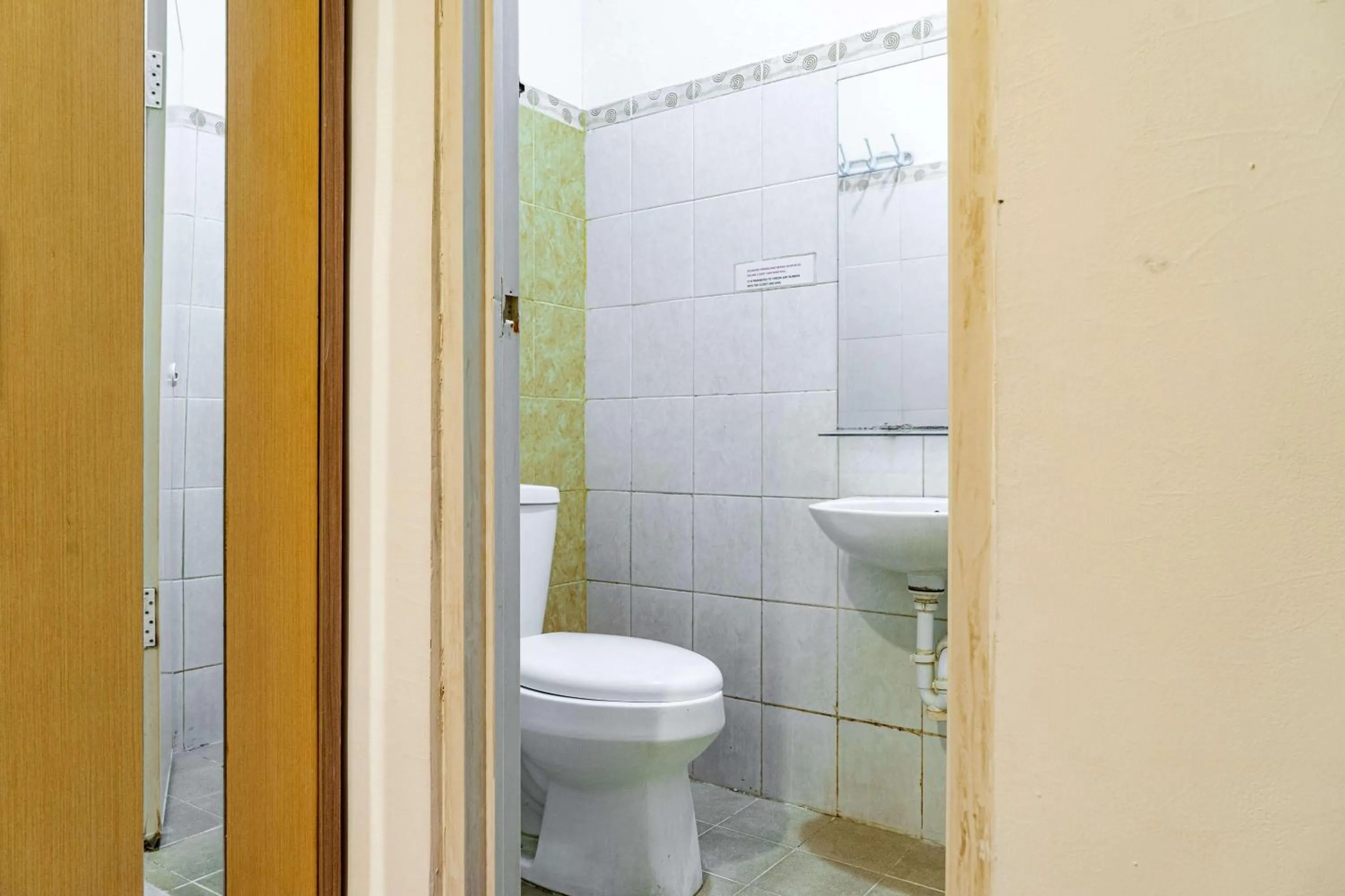 Bathroom in RedDoorz @ Kebon Kacang