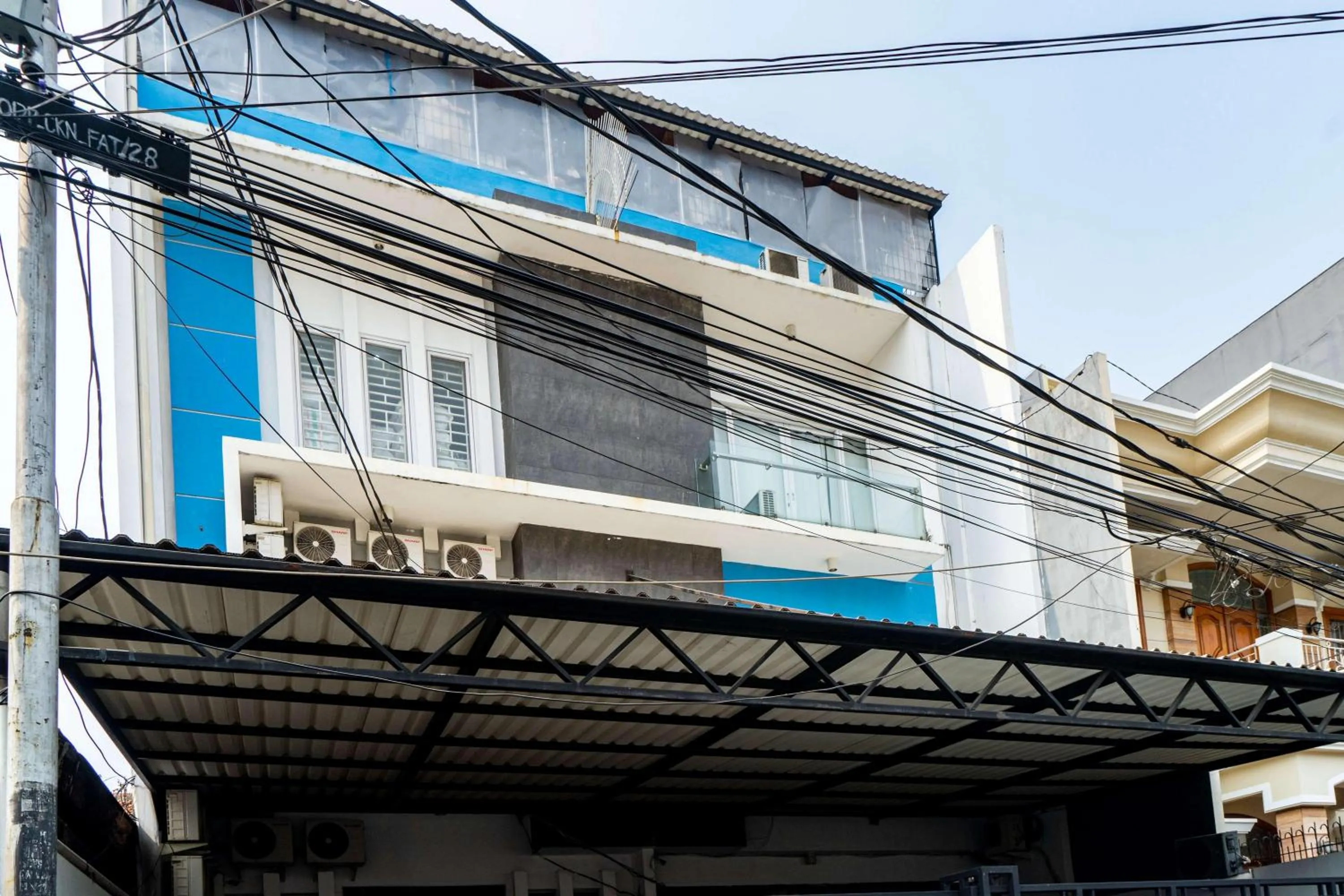 Facade/entrance in RedDoorz @ Kebon Kacang