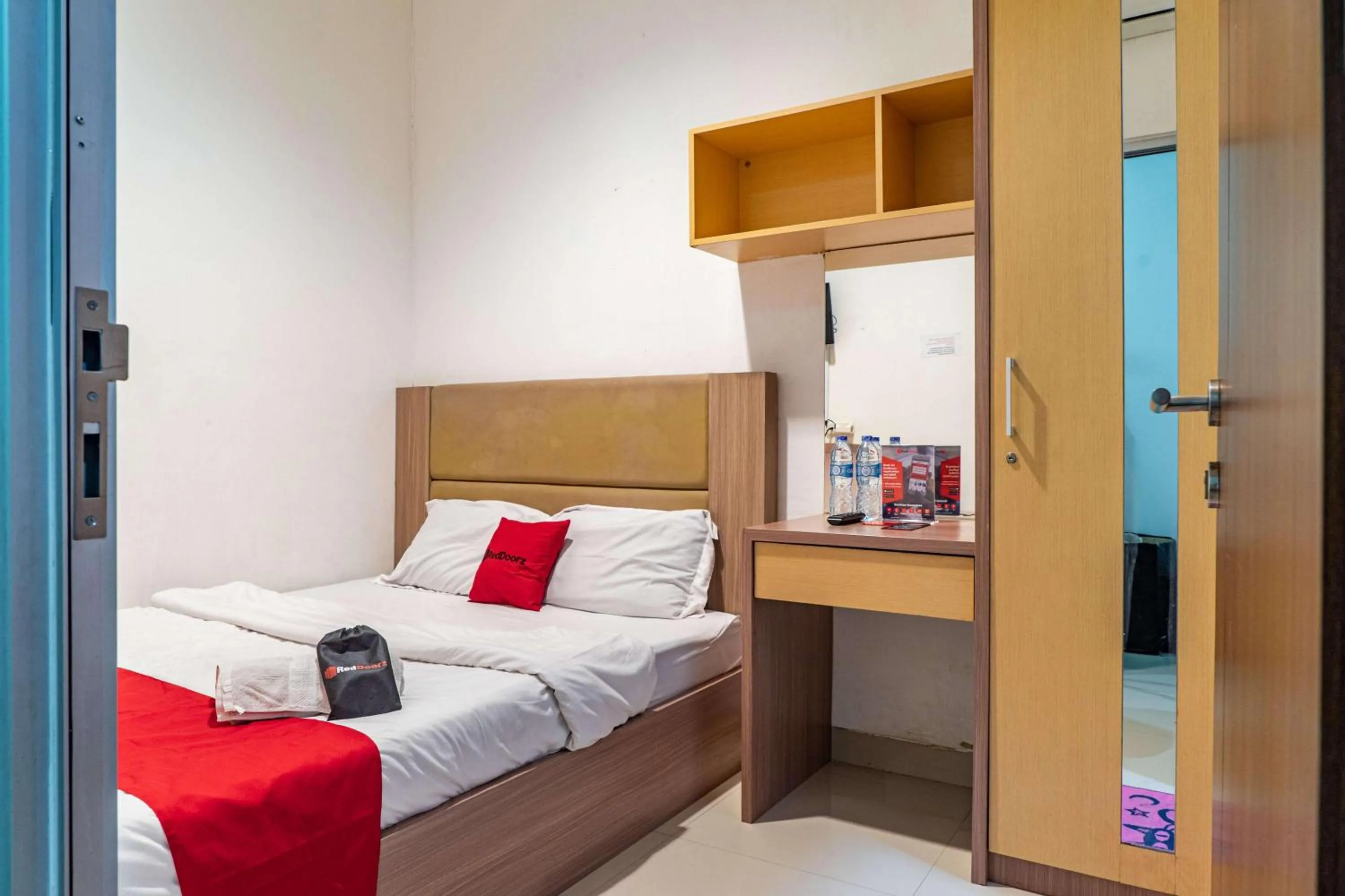 Bedroom, Bed in RedDoorz @ Kebon Kacang