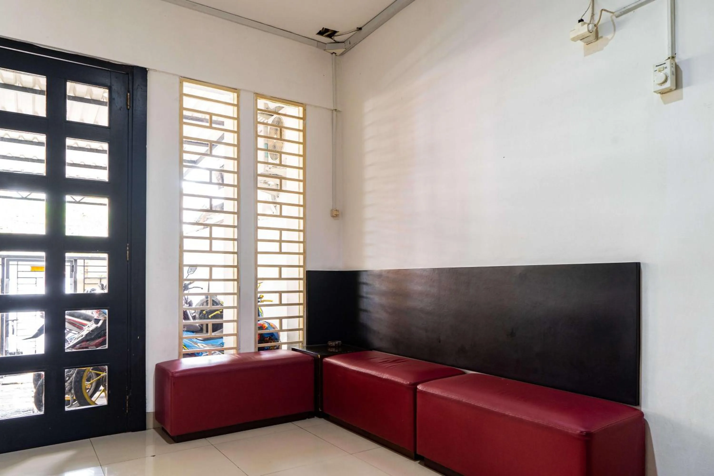 Seating area in RedDoorz @ Kebon Kacang