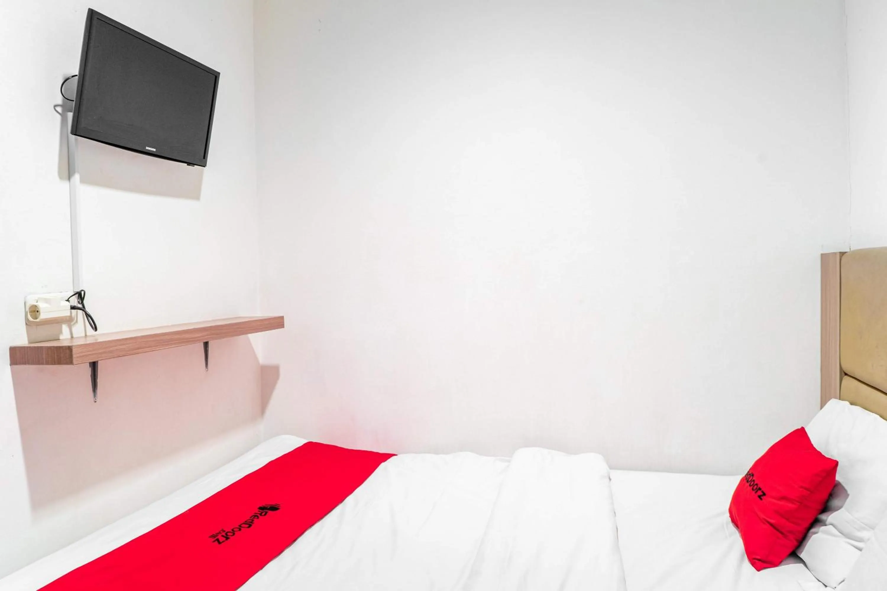 Bedroom, Bed in RedDoorz @ Kebon Kacang