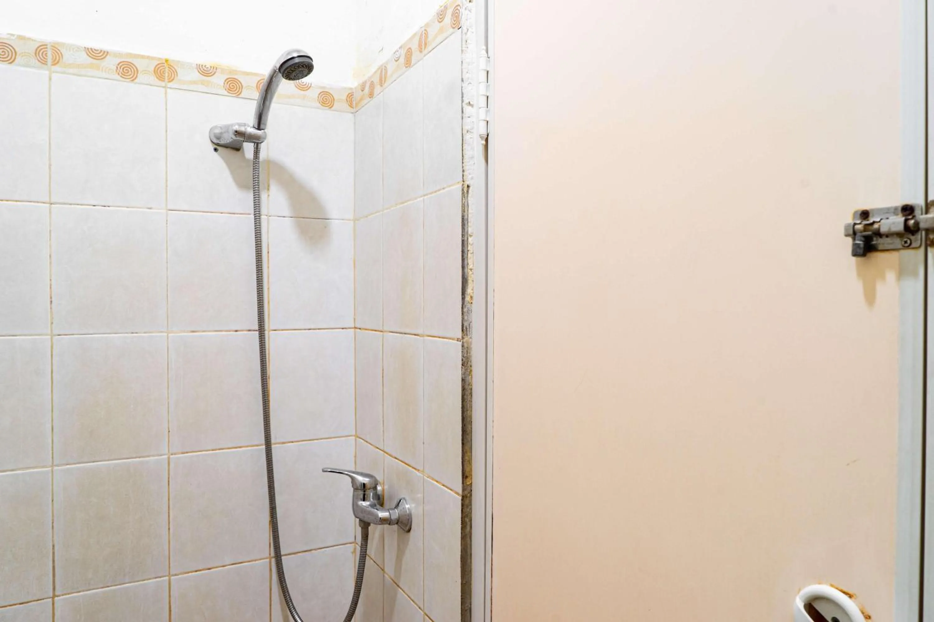 Bathroom in RedDoorz @ Kebon Kacang