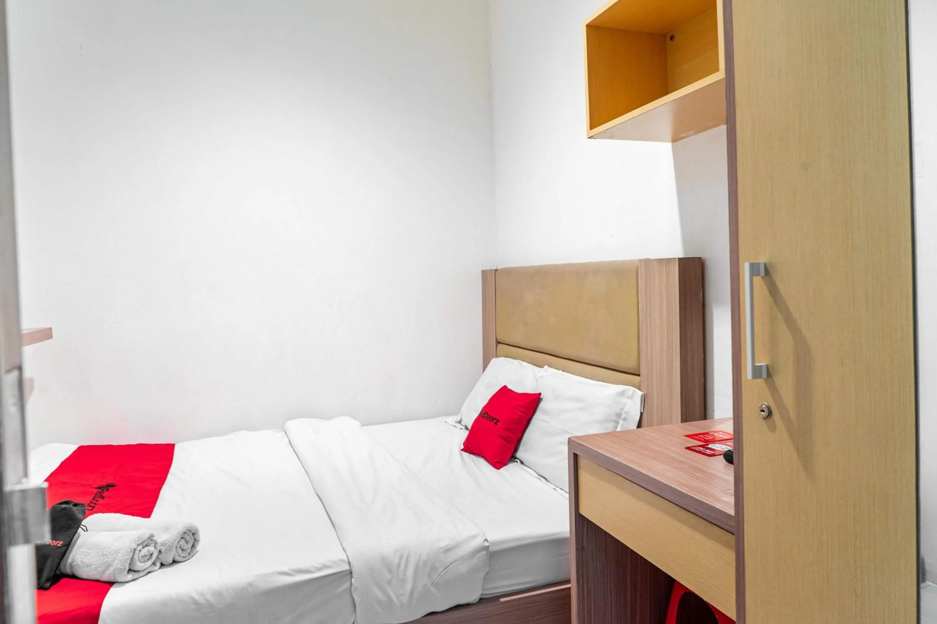 Bedroom, Bed in RedDoorz @ Kebon Kacang