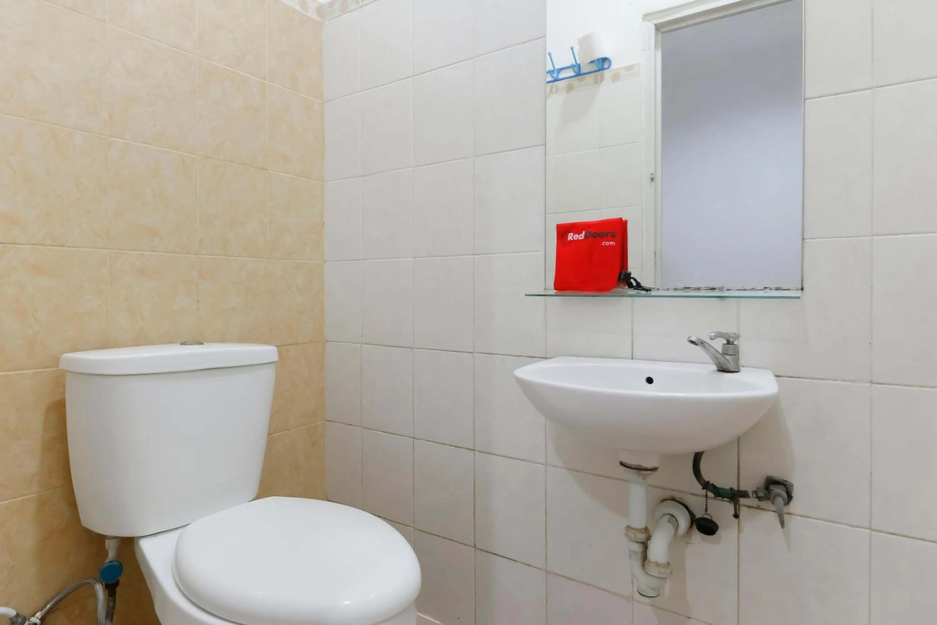 Bathroom in RedDoorz @ Kebon Kacang