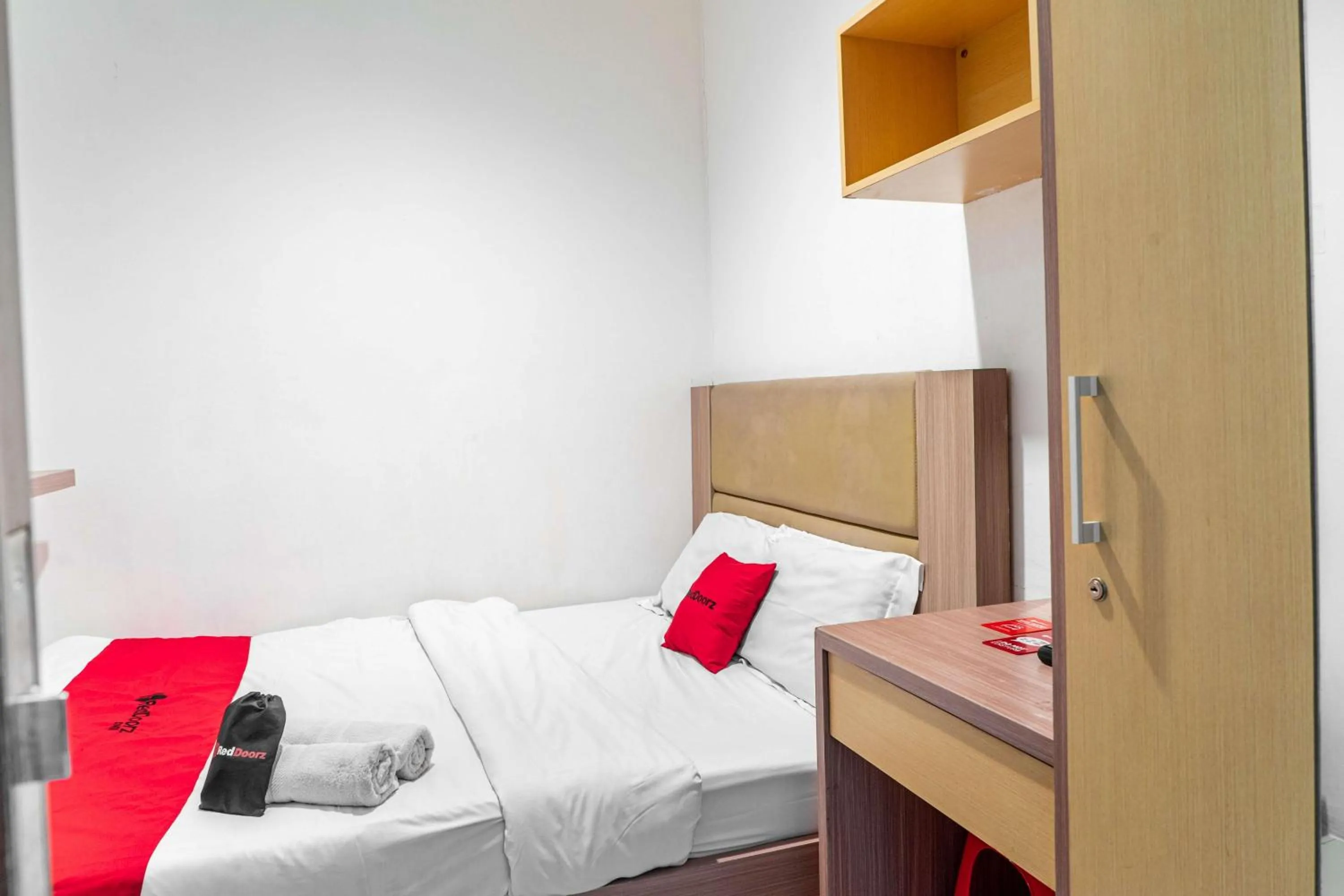 Bedroom, Bed in RedDoorz @ Kebon Kacang